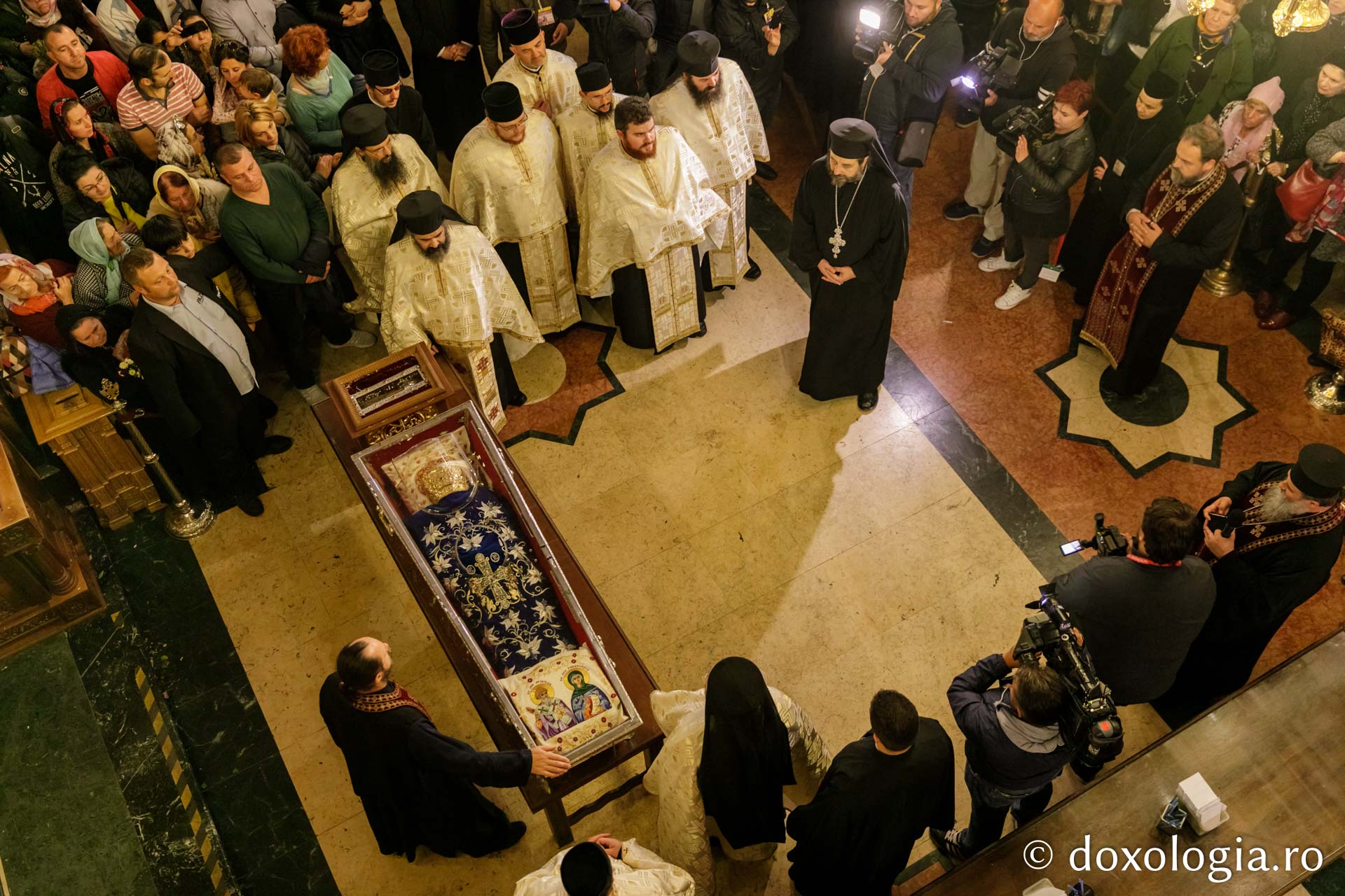 Sfânta Parascheva a fost așezată înapoi în Catedrala Mitropolitană