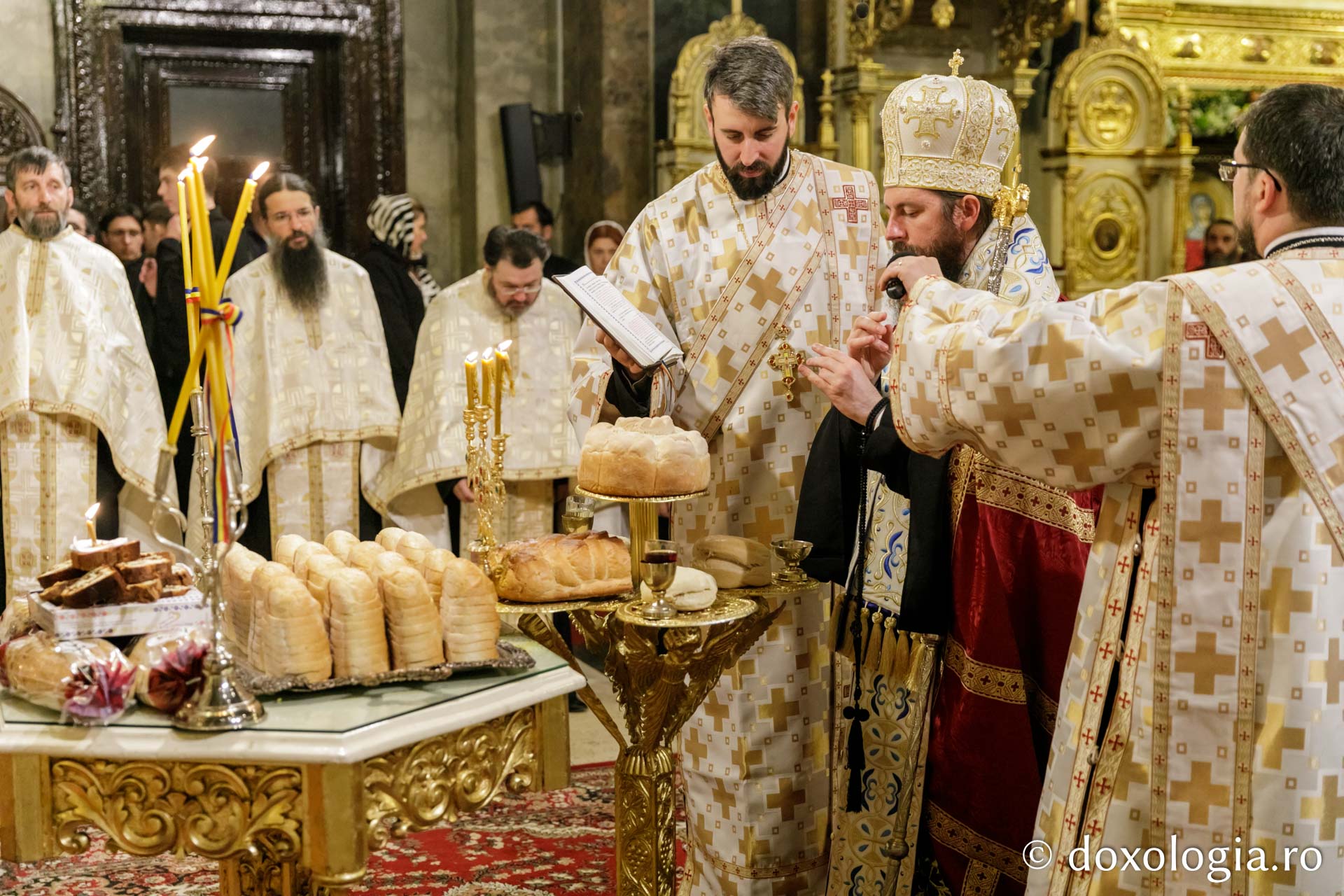 Slujba Privegherii de Hramul Sfintei Parascheva la Catedrala Mitropolitană