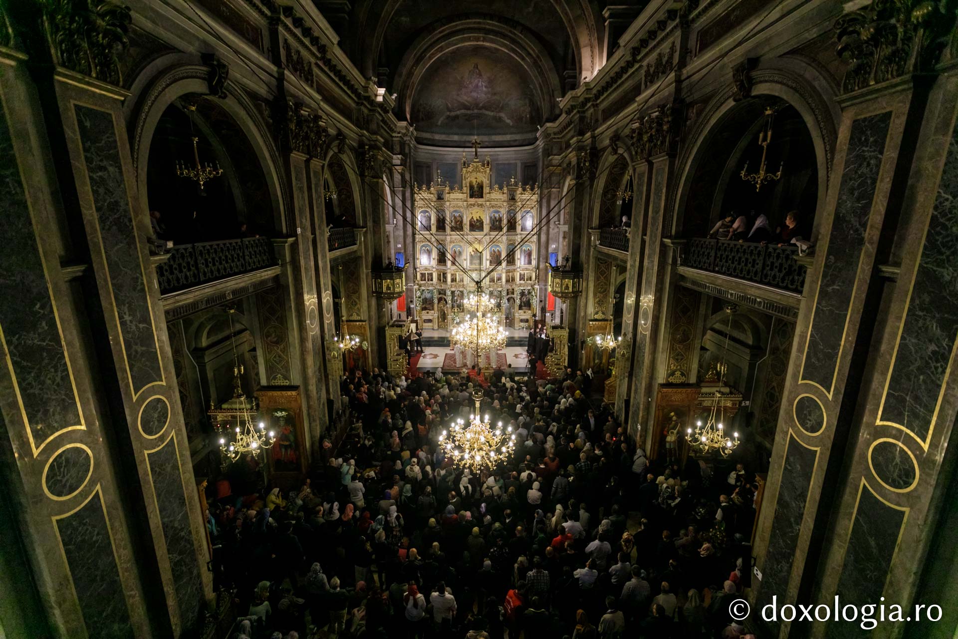 (Foto) Slujba de priveghere a Sfintei Cuvioase Parascheva la Catedrala din Iaşi – 2019