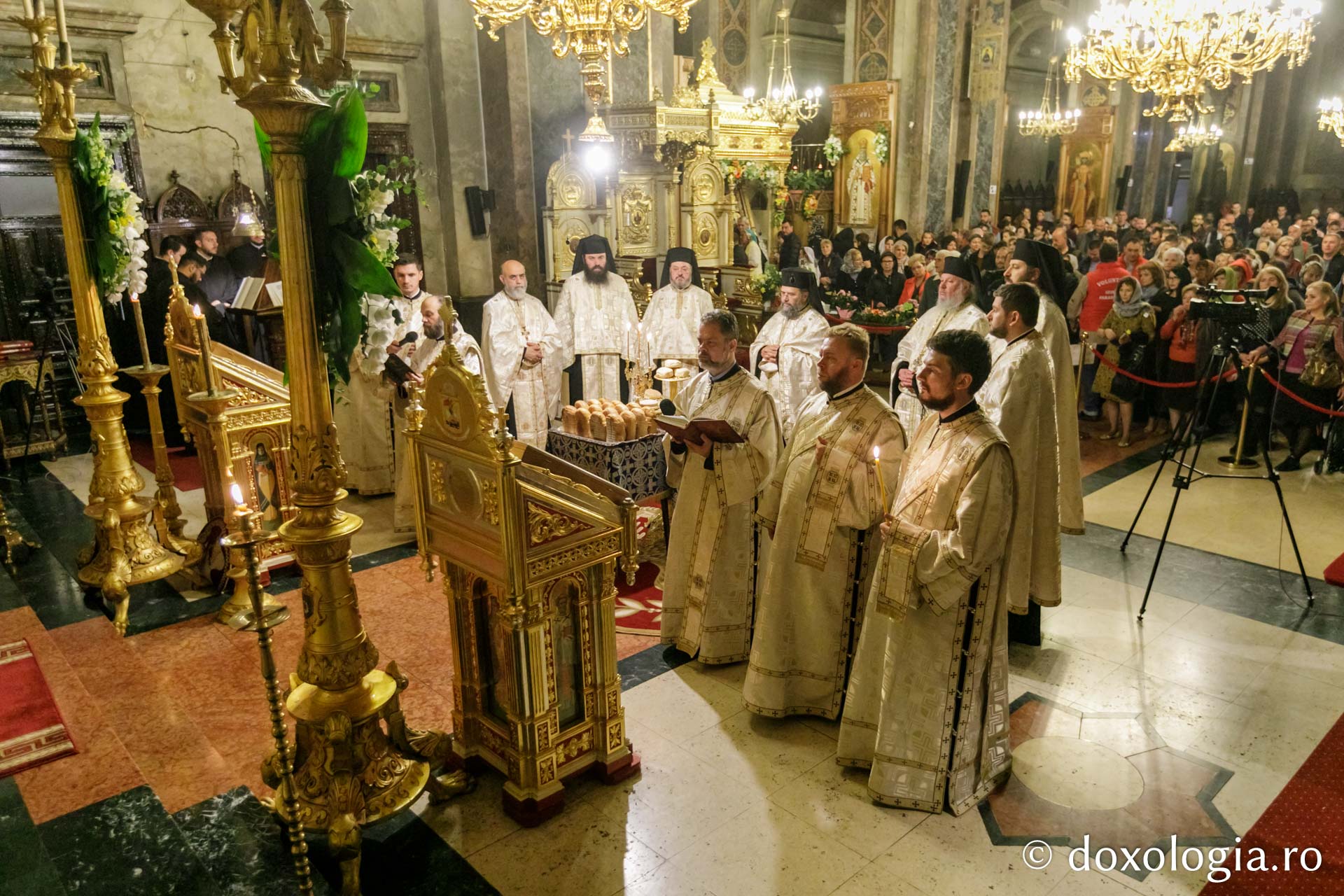 (Foto) Priveghere în cinstea Sfinților Spiridon și Andrei, la Catedrala din Iași – 2019