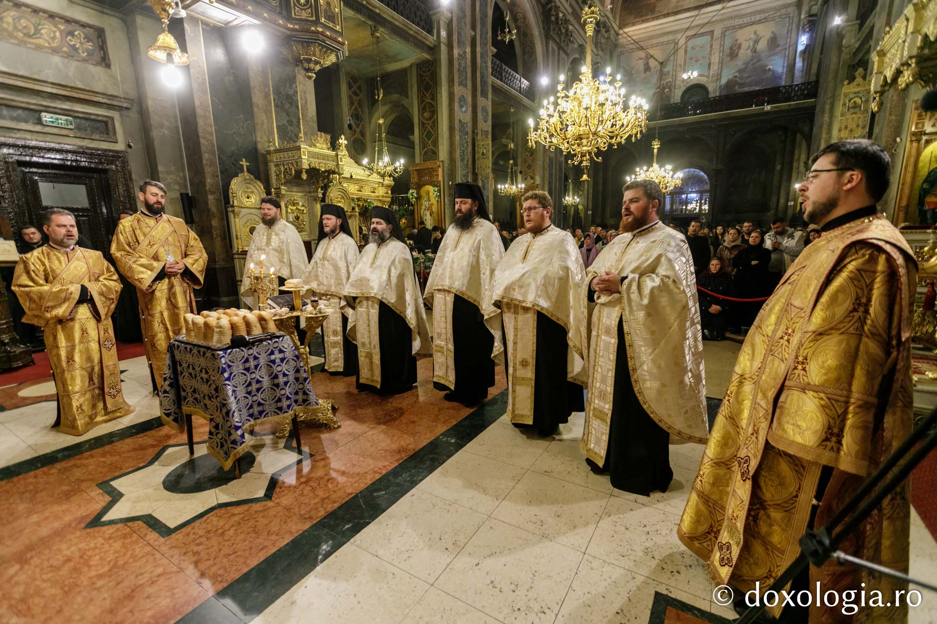 (Foto) Priveghere închinată Sfântului Ierarh Spiridon la Catedrala din Iași – 2019