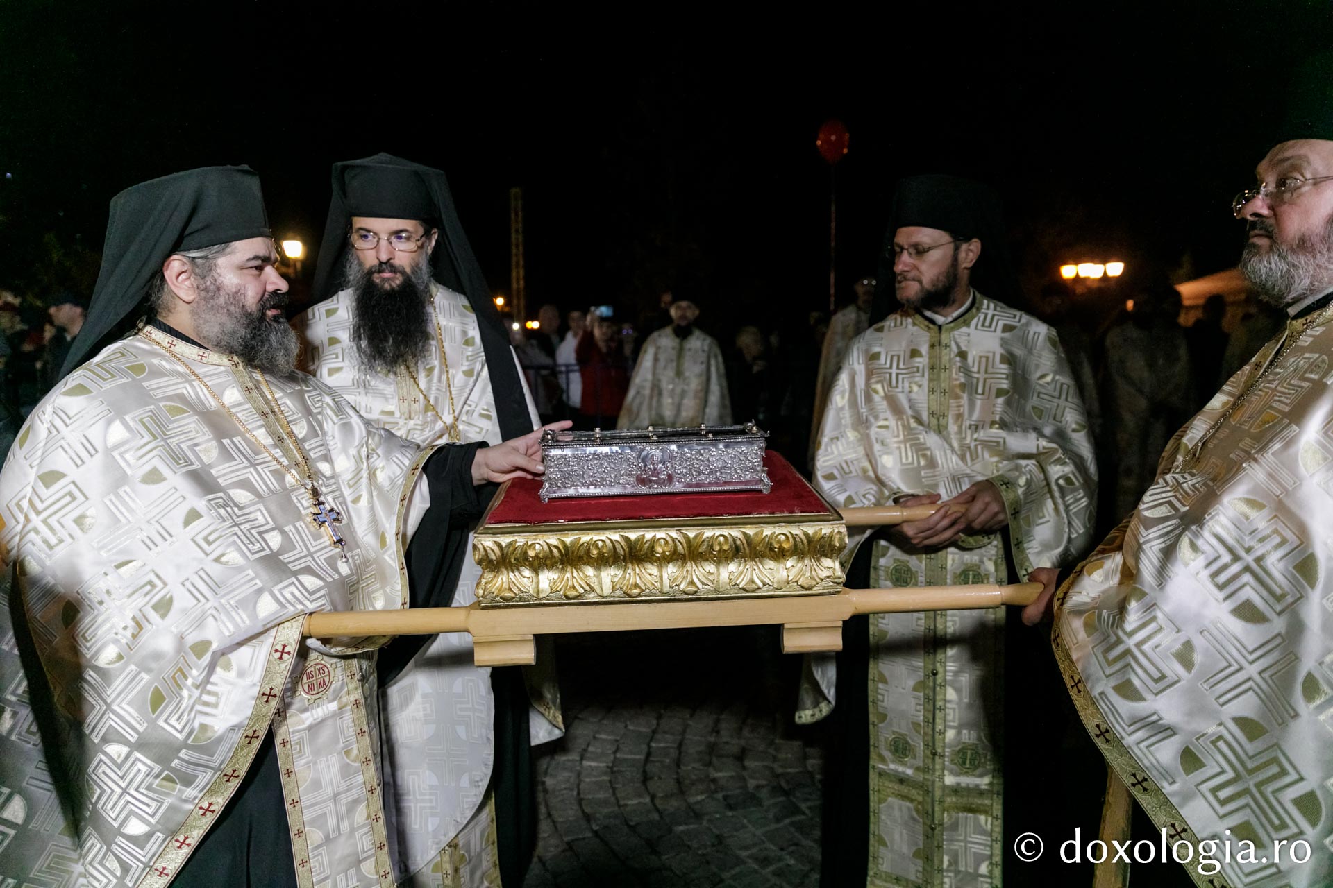Foto: pr. Silviu Cluci Racla cu mâna Sfântului Spiridon a ajuns la Iași
