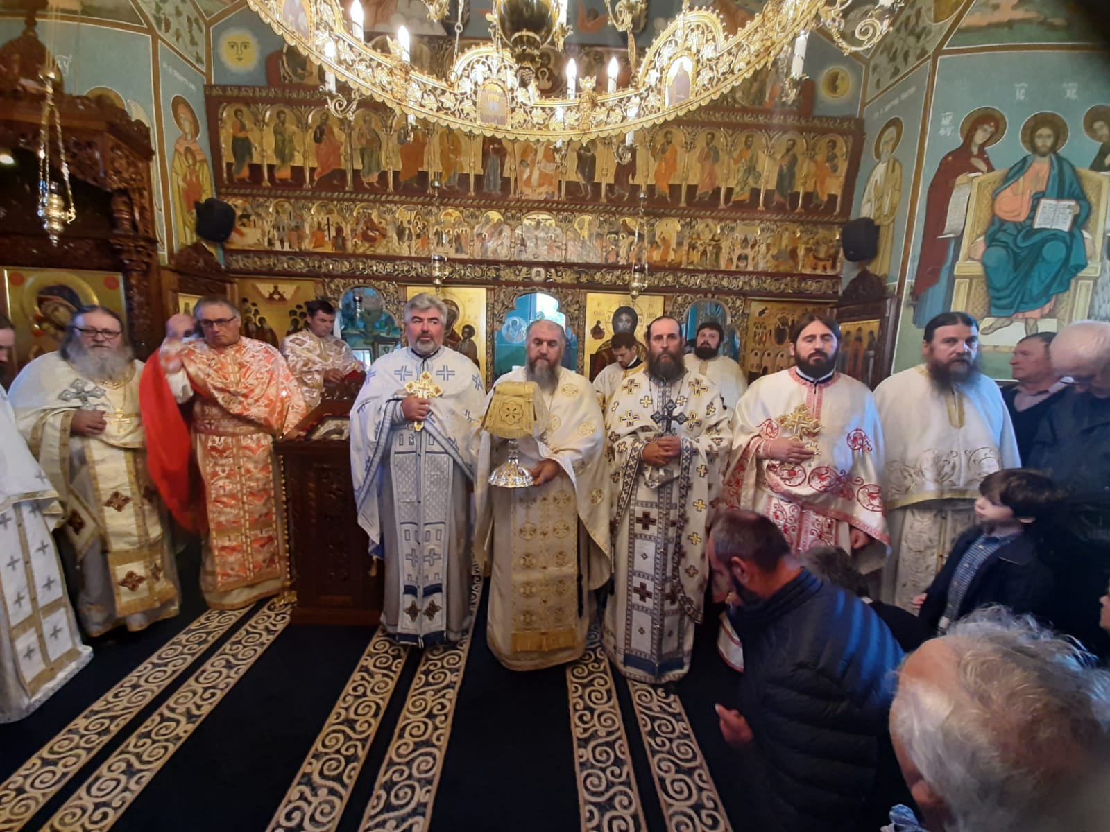 Schitul Pocrov din judeţul Neamţ, în haine de sărbătoare