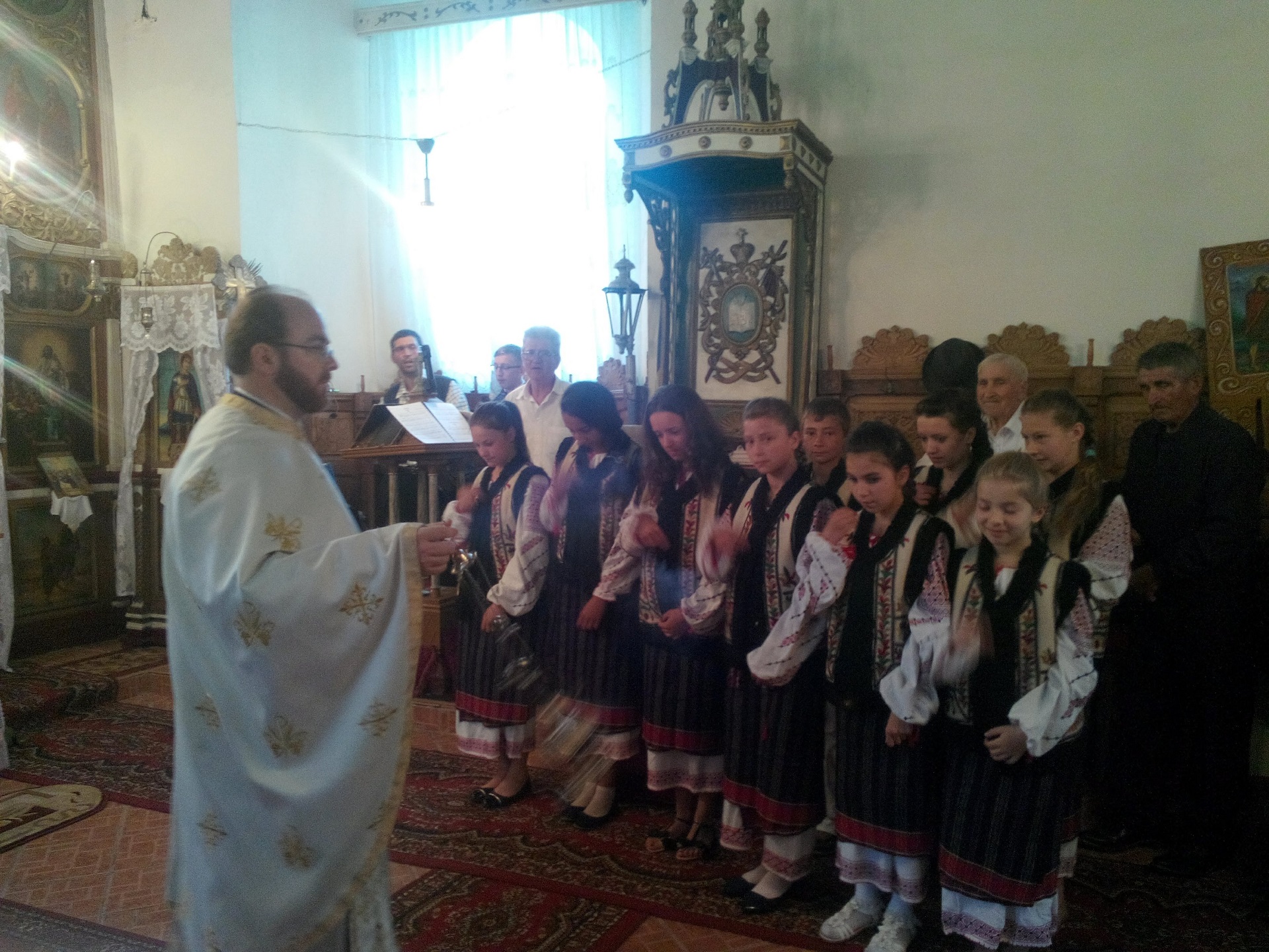 Preotul care preschimbă „sapa în condei” Preotul care preschimbă „sapa în condei”