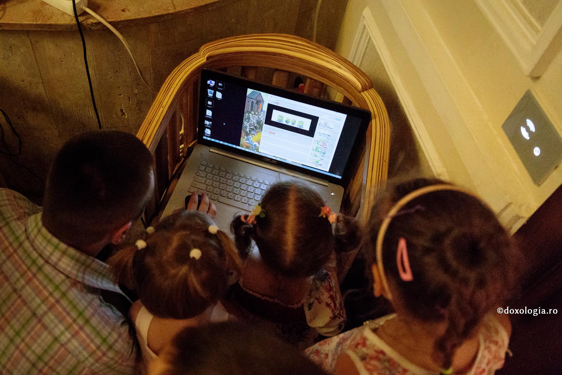 copii privind la laptop