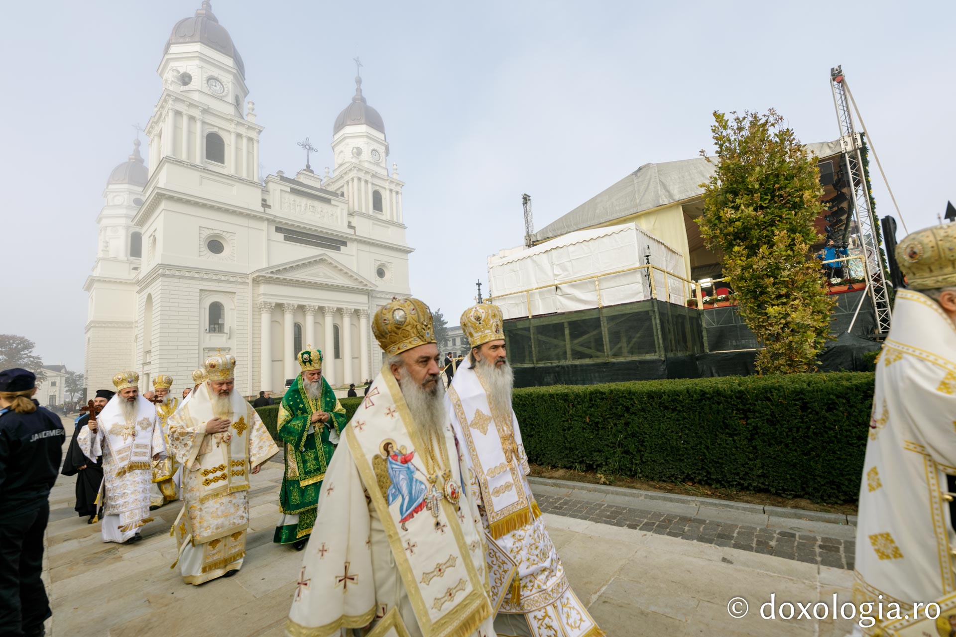 (Foto) Ierarhi slujitori la Sfânta Liturghie a Hramului Sfintei Cuvioase Parascheva