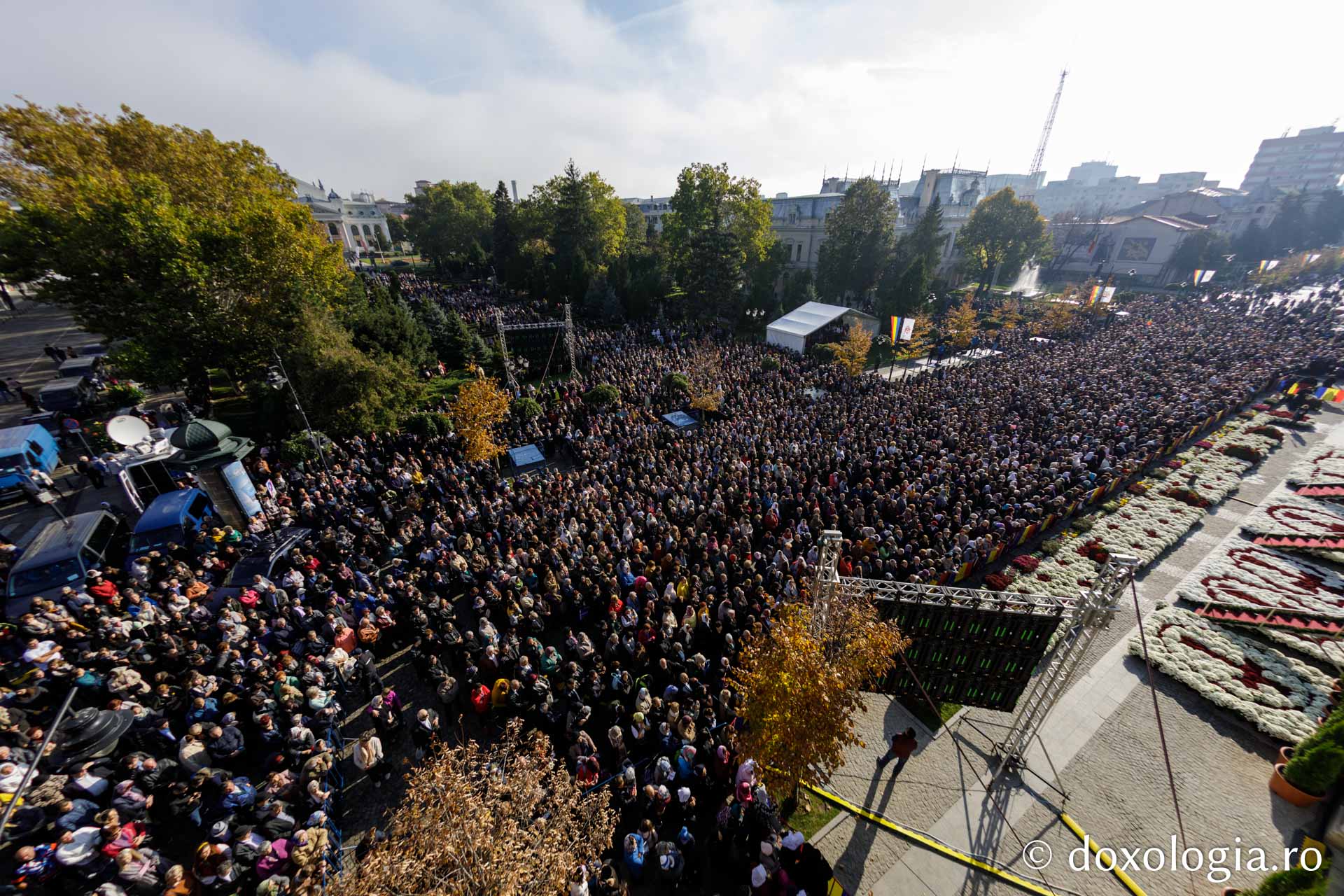 (Foto) Iașul, în veșmânt de sărbătoare – Sfânta Liturghie a Hramului Cuvioasei Parascheva