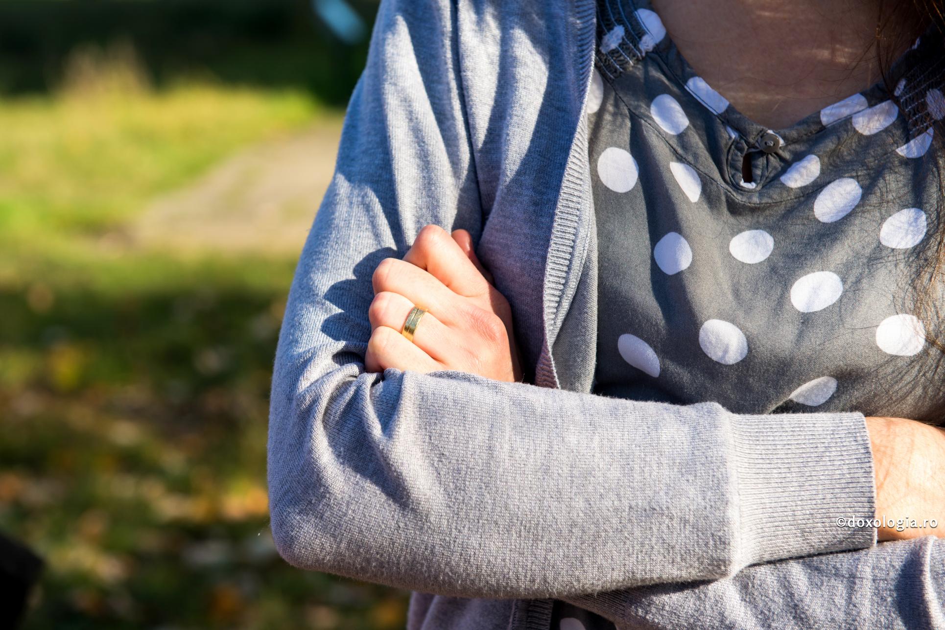 mâini încrucișate