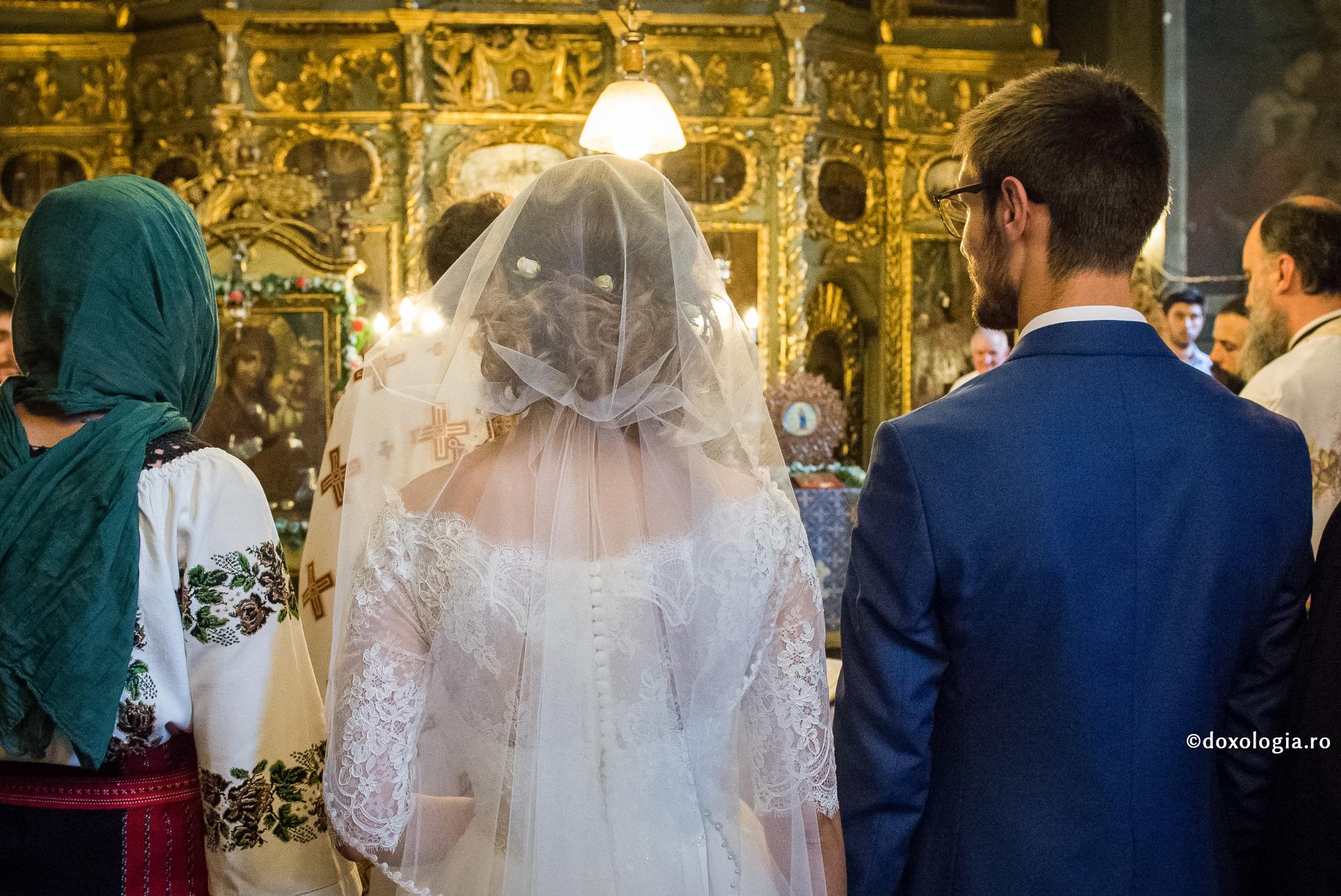 Care este rolul celor doi soți în cadrul familiei? / Foto: Oana Nechifor miri la cununia religioasă