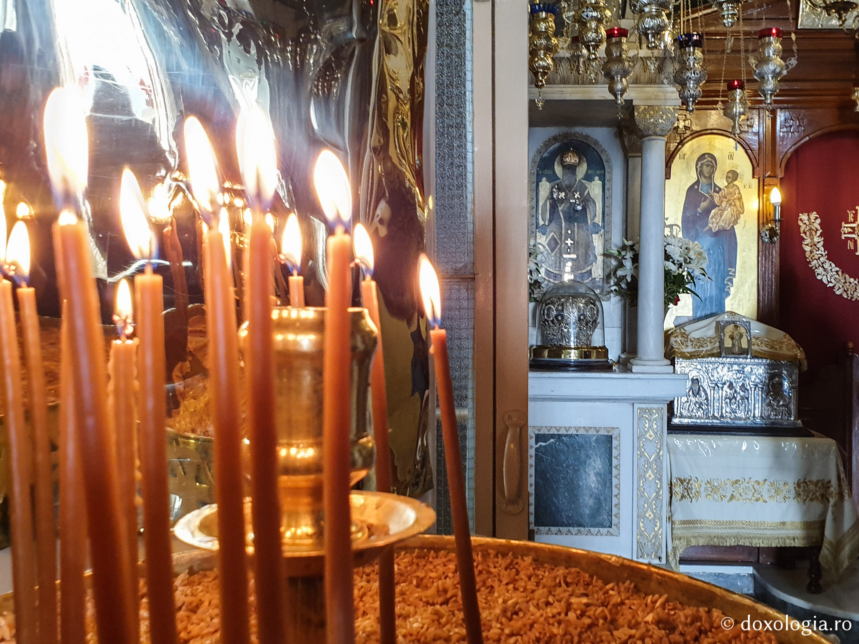 (Foto) Liniște și rugăciune la moaștele Sfântului Nectarie