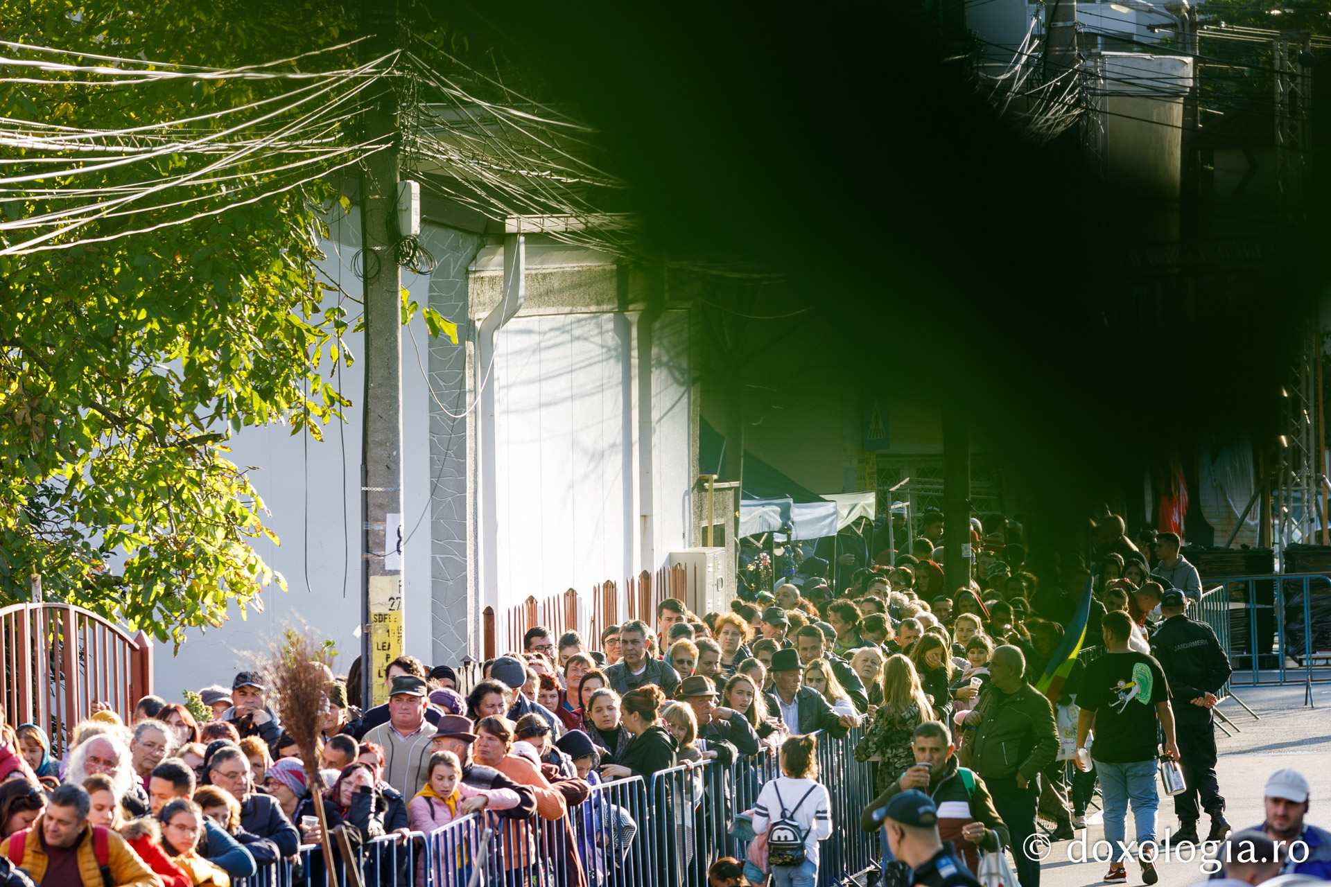 (Foto) Pași de închinători spre moaștele Sfintei Cuvioase Parascheva