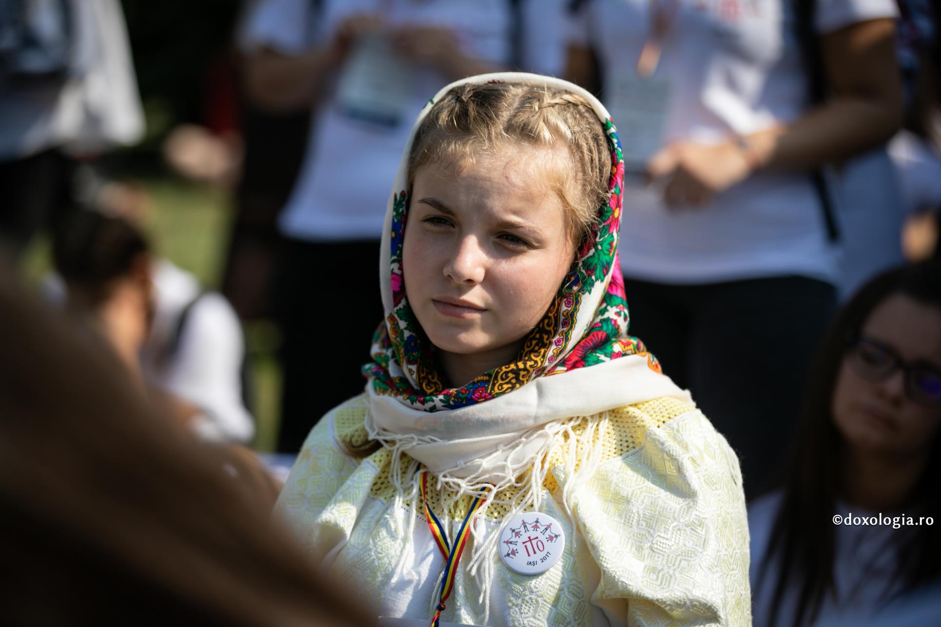 tânără în costum popular