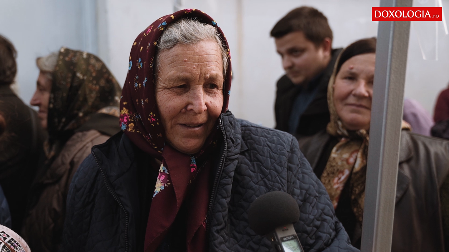 (Video) După ce i-au murit doi copii, cu rugăciunile Sfintei Parascheva a primit patru fete care-i sunt și astăzi aproape