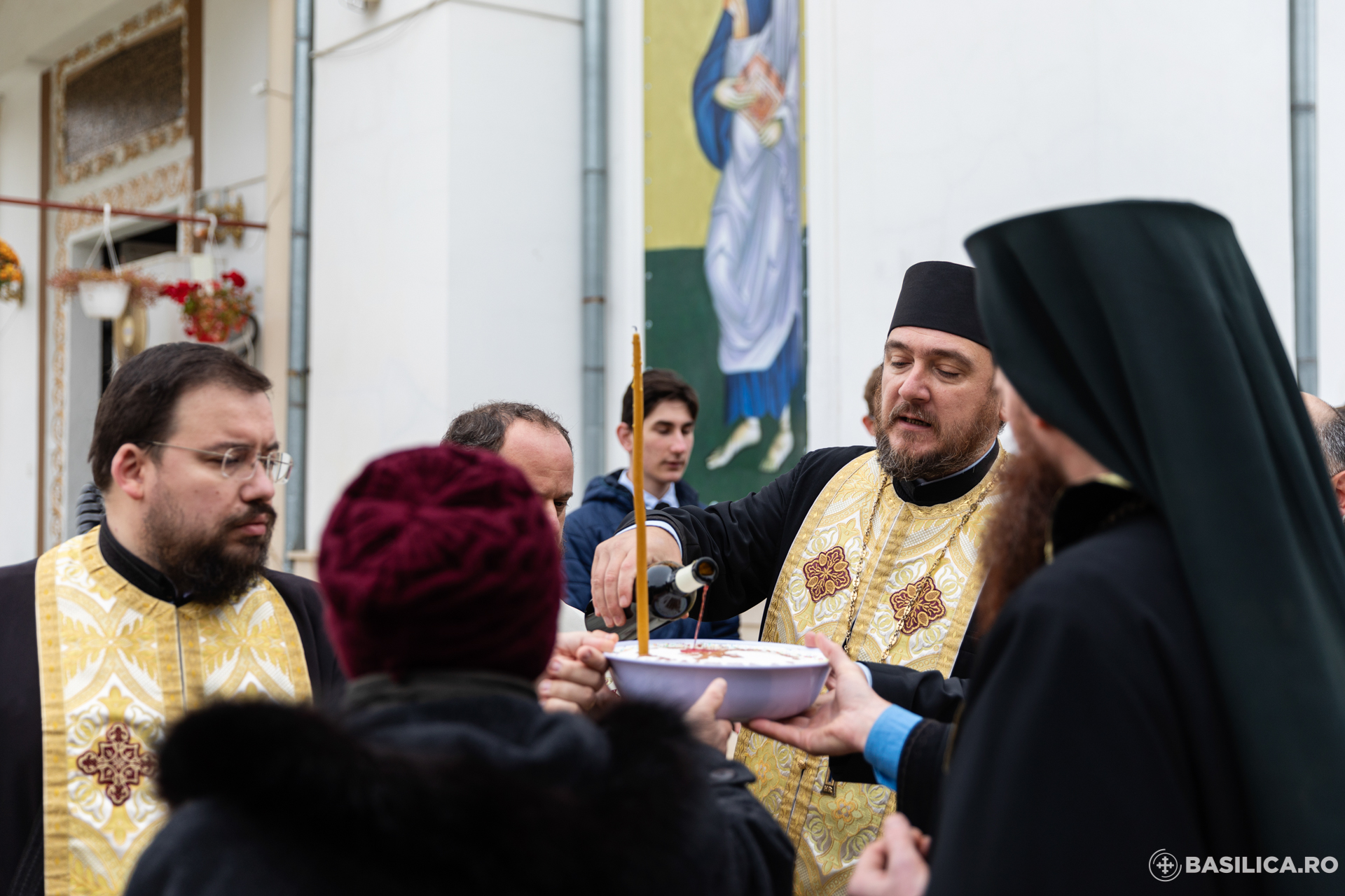 #Colectiv – 4 ani. Preoţii s-au rugat la Biserica Broşteni pentru victimele tragediei