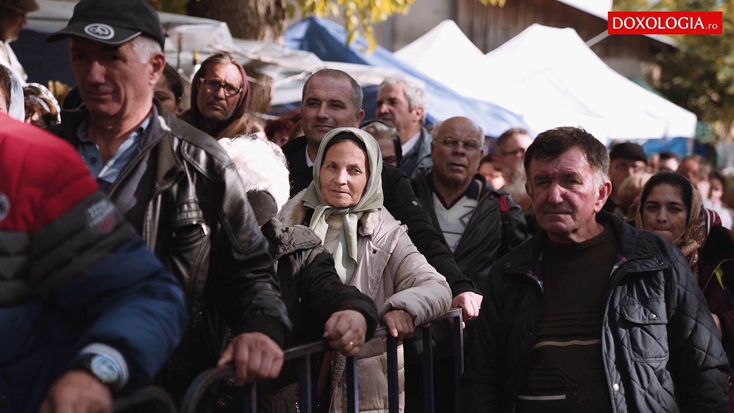 (Video) O veșnică întrebare: merită efortul de a aștepta atâtea ore la închinare la Sfânta Parascheva?