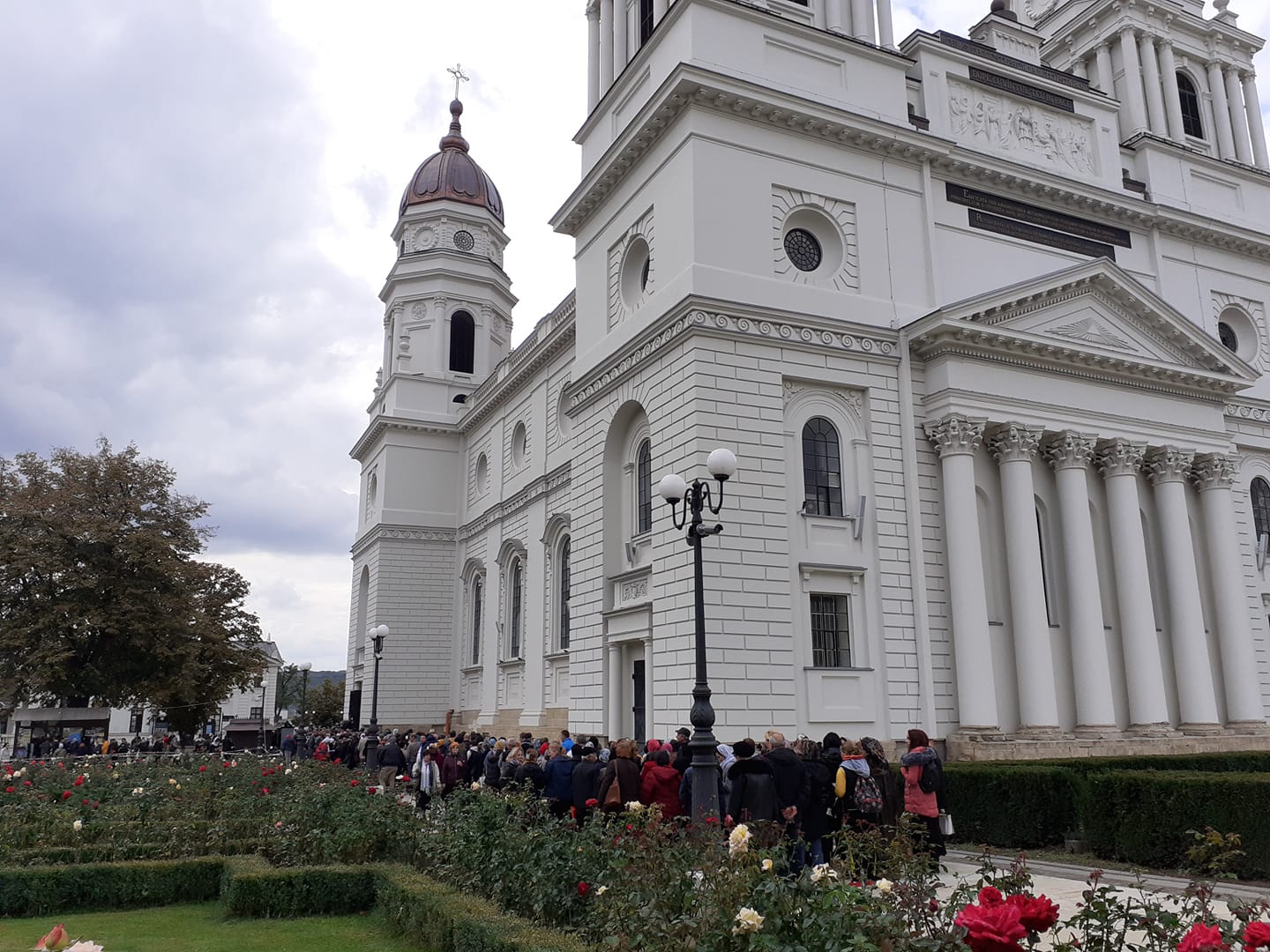 (Video) Curtea Catedralei Mitropolitane se umple deja de pelerinii Sfintei Parascheva