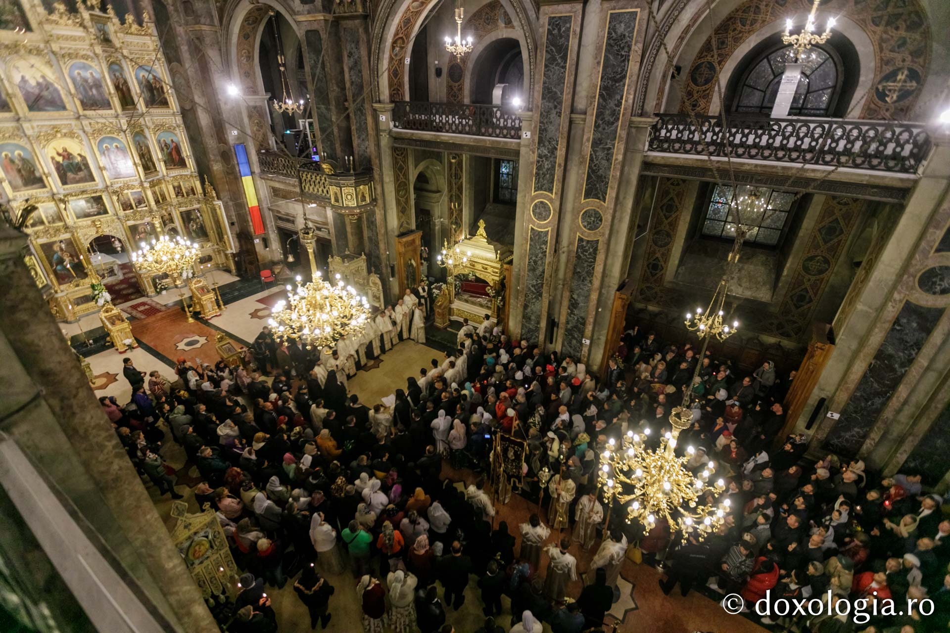 foto: pr. Silviu Cluci Sfânta Cuvioasă Parascheva a fost așezată spre închinare pelerinilor