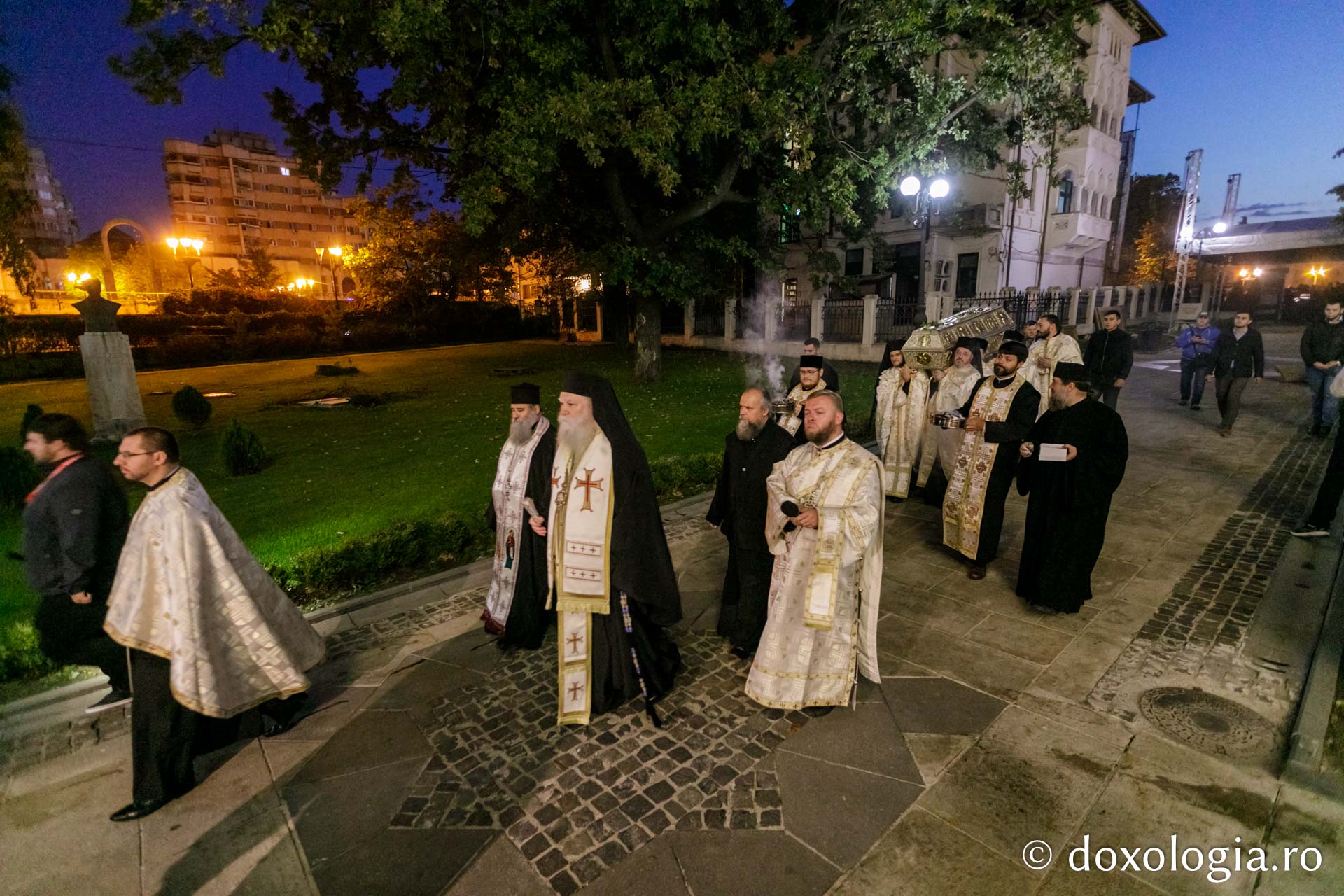 foto: pr. Silviu Cluci Sfânta Cuvioasă Parascheva a fost așezată spre închinare pelerinilor