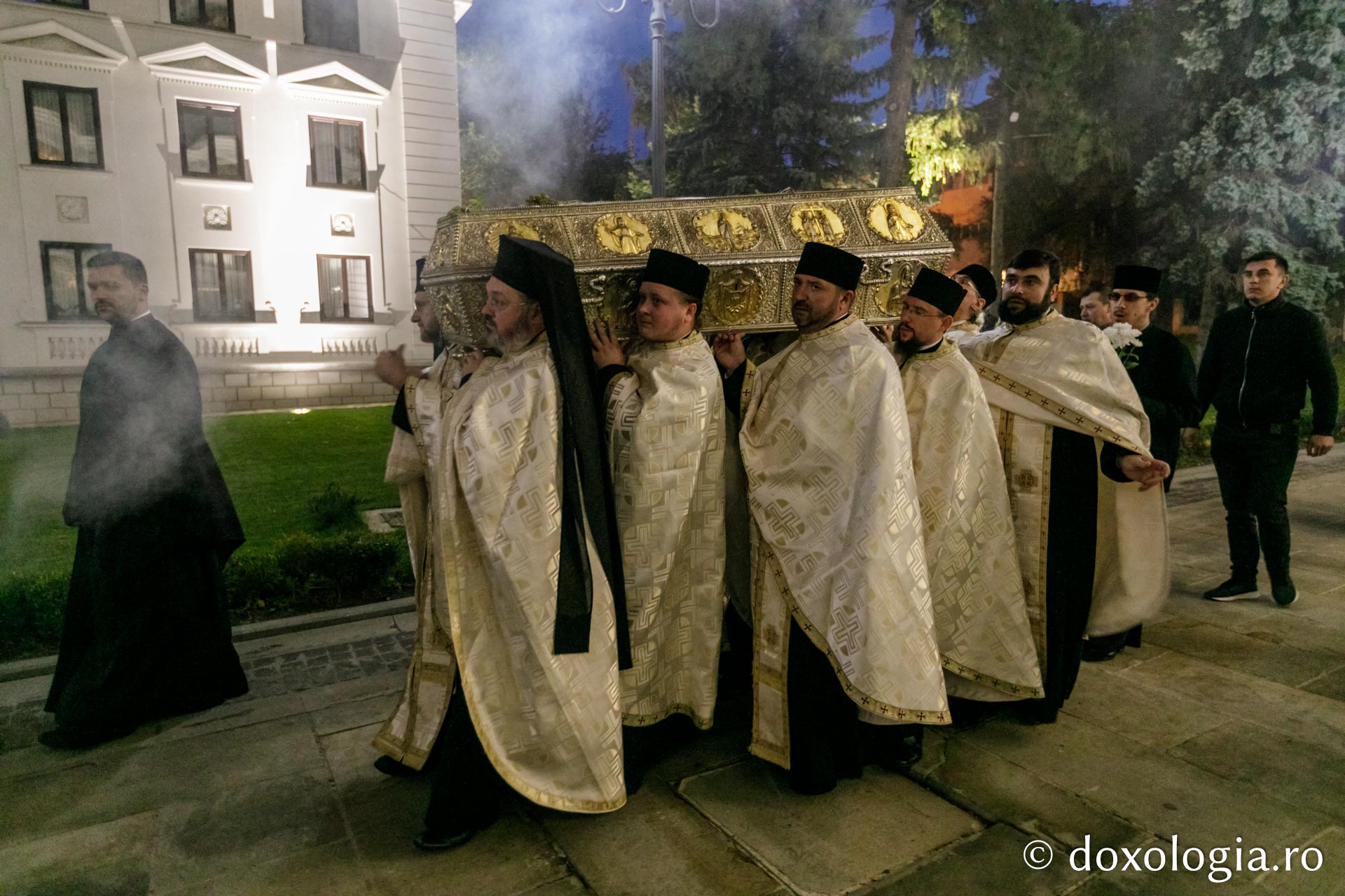 (Foto) Procesiunea scoaterii spre închinare a moaștelor Sfintei Cuvioase Parascheva – 2019