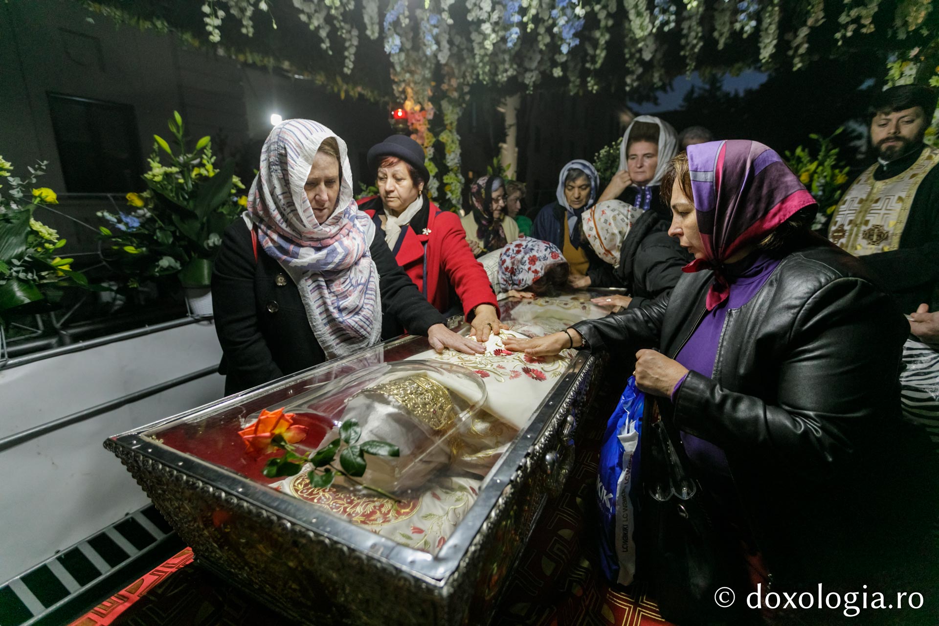 (Foto) Prima zi de pelerinaj la hramul Sfintei Cuvioase Parascheva – 2019