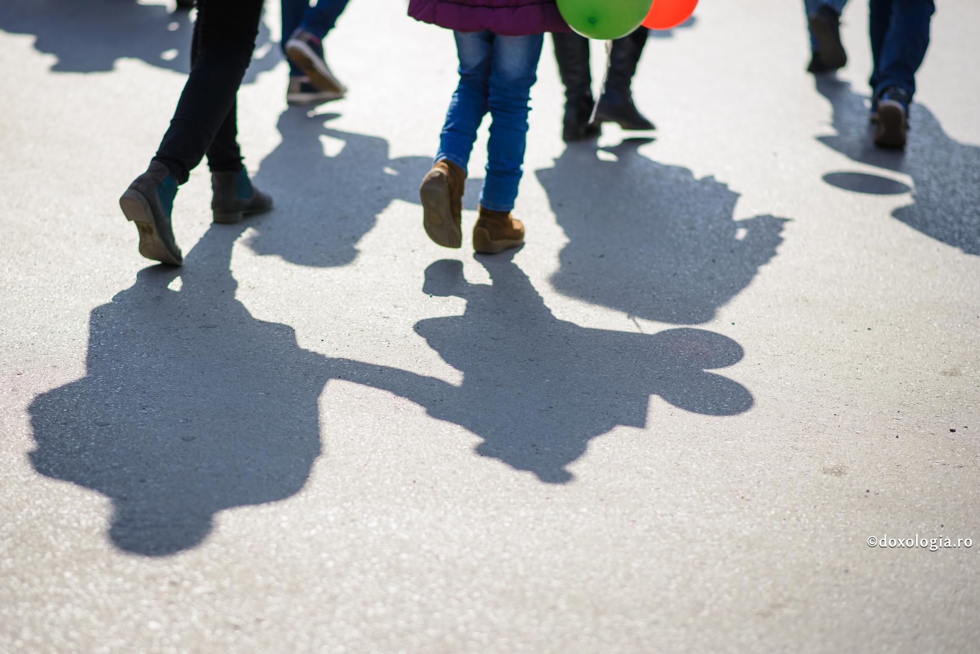 Copiii și discliplina – o altă perspectivă / Foto: Oana Nechifor umbre pe asfalt