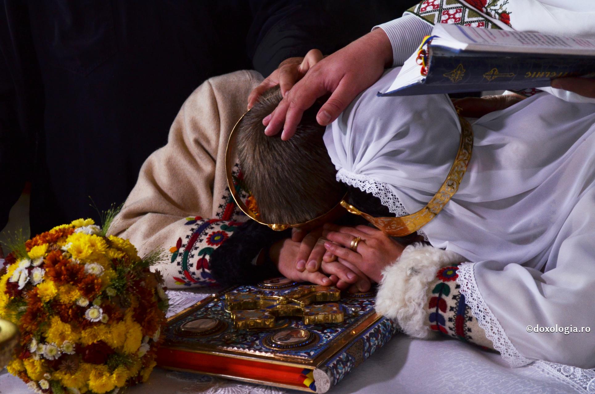 Nu permiteți intervențiile altora în căsnicia voastră! / Foto: Valentina Bîrgăoanu miri cu fruntea pe Sfânta Evanghelie