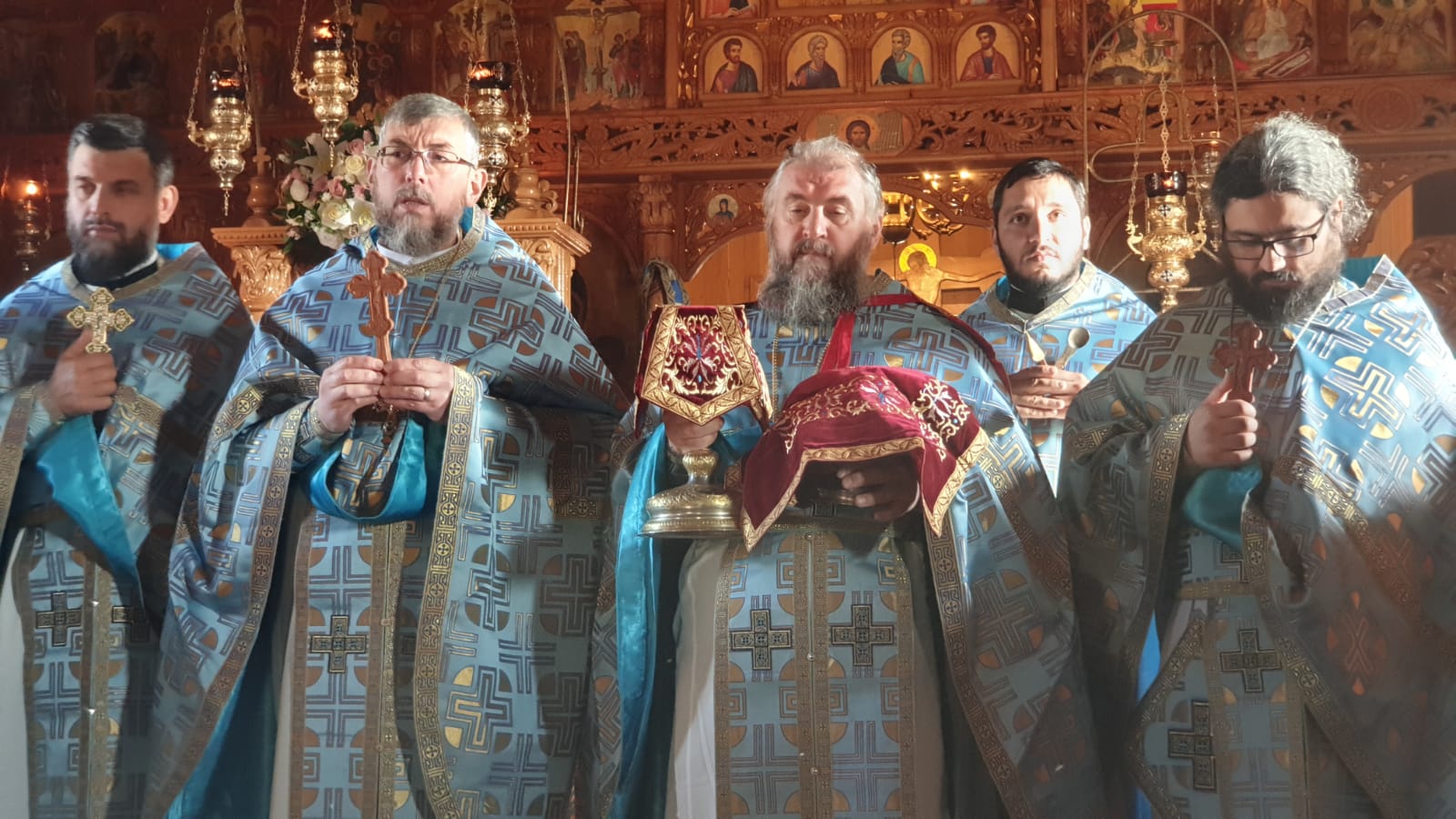 Sărbătoare în biserica satului Mănăstirea Neamţ-Vănători