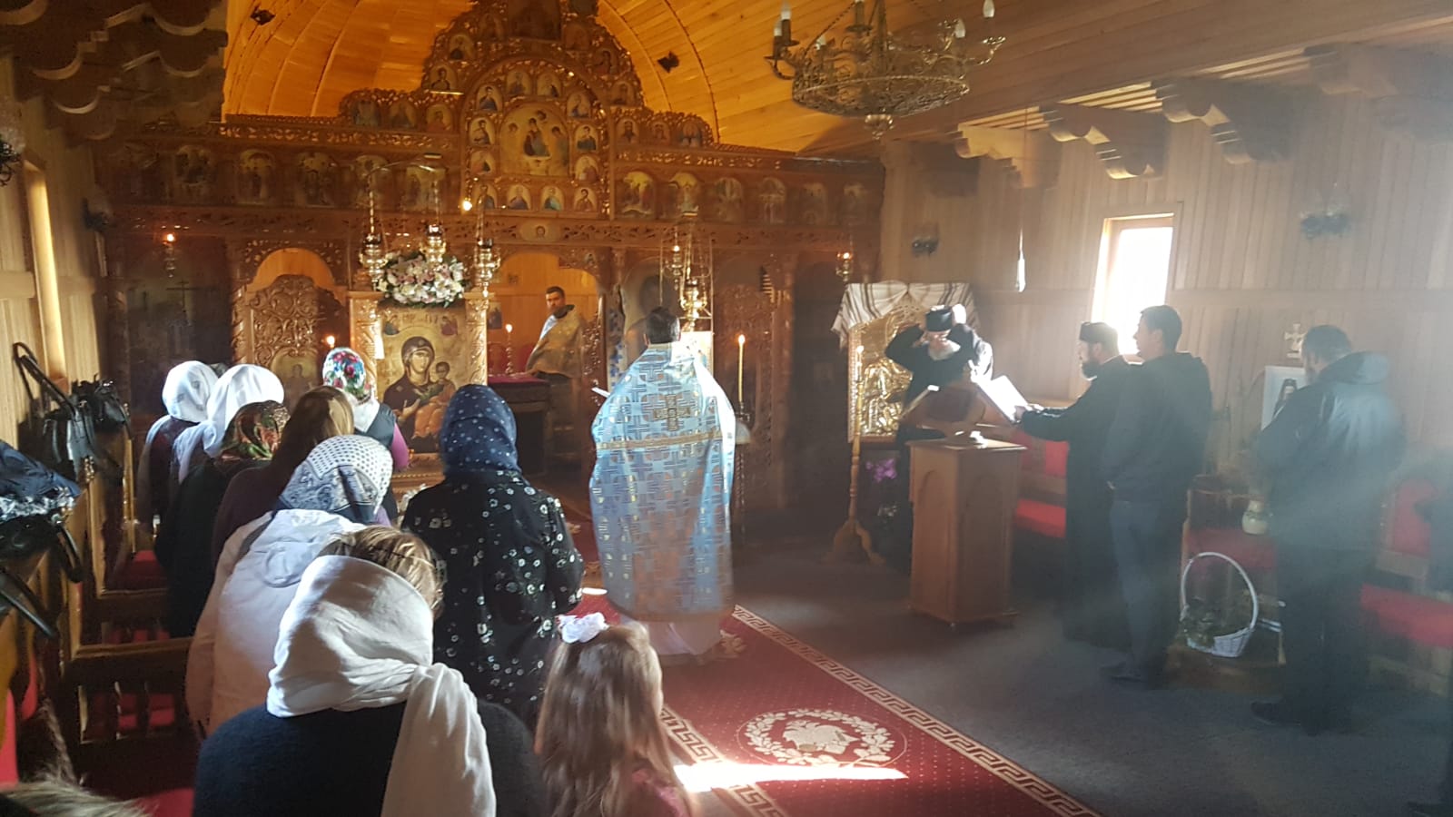 Sărbătoare în biserica satului Mănăstirea Neamţ-Vănători Sărbătoare în biserica satului Mănăstirea Neamţ-Vănători
