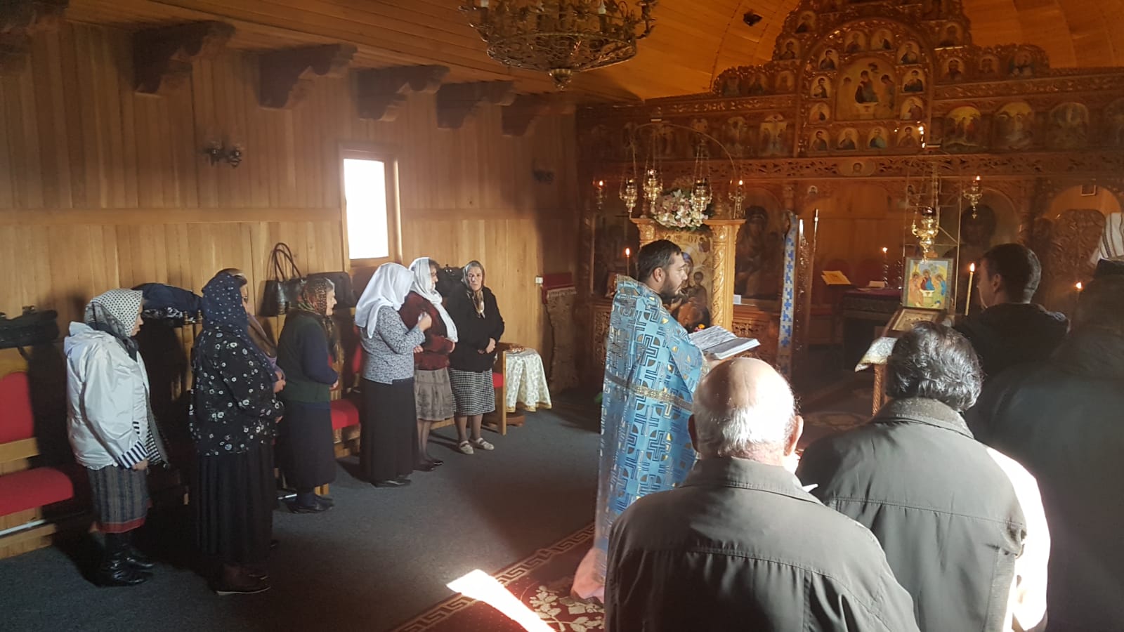 Sărbătoare în biserica satului Mănăstirea Neamţ-Vănători Sărbătoare în biserica satului Mănăstirea Neamţ-Vănători