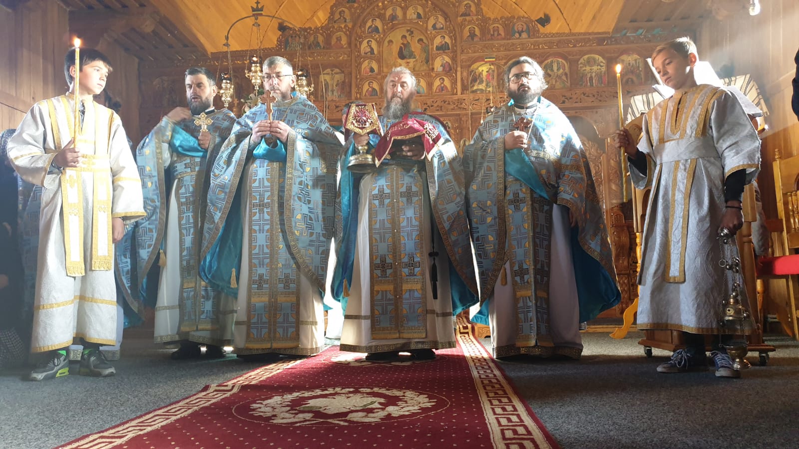 Sărbătoare în biserica satului Mănăstirea Neamţ-Vănători Sărbătoare în biserica satului Mănăstirea Neamţ-Vănători