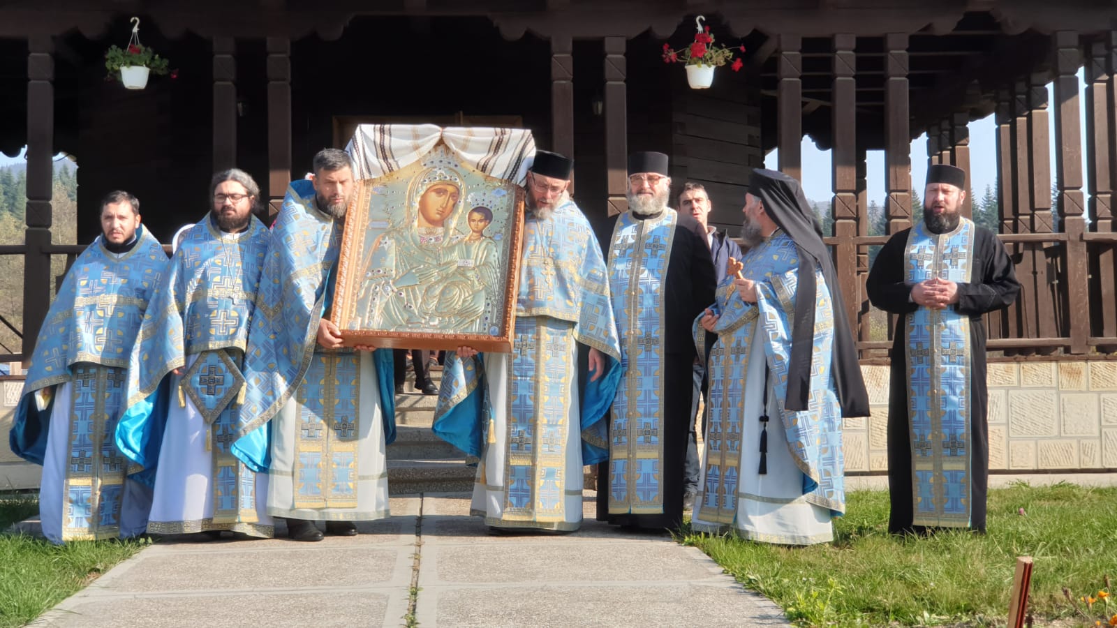 Sărbătoare în biserica satului Mănăstirea Neamţ-Vănători Sărbătoare în biserica satului Mănăstirea Neamţ-Vănători