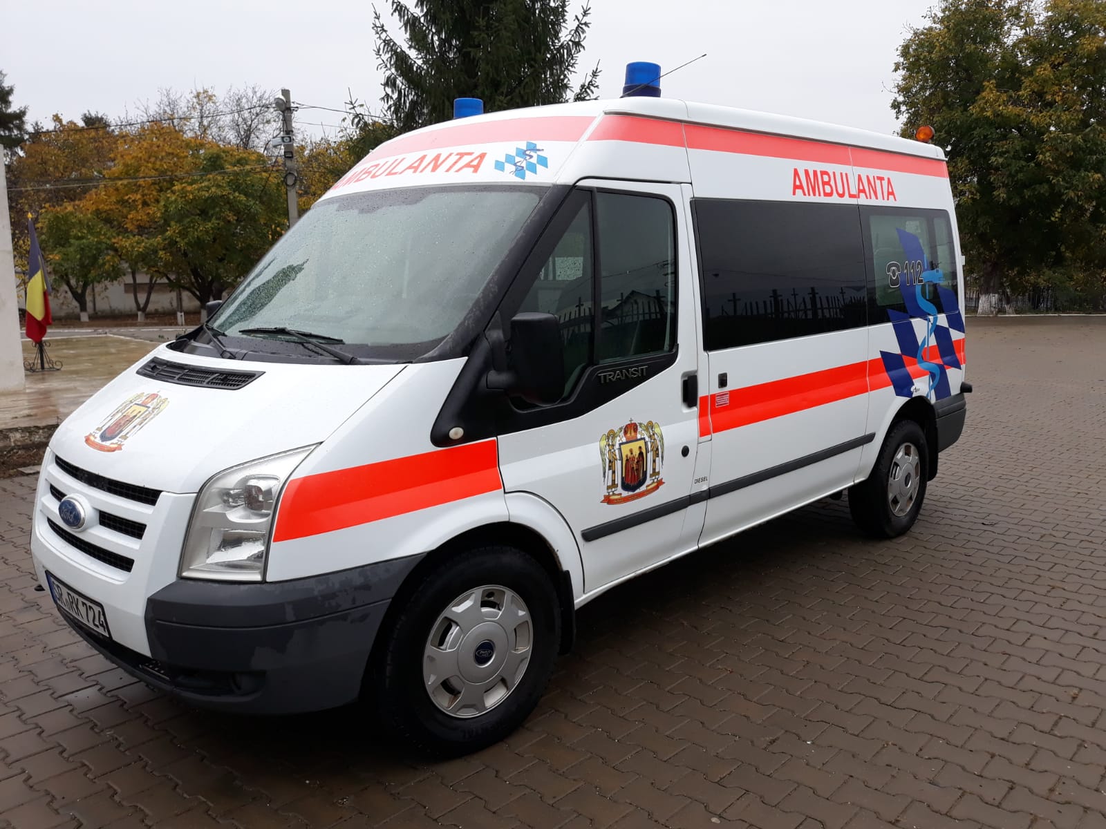 Episcopia Hușilor inaugurează un centru medical. Crucea Roșie Bavareză a donat prima ambulanță