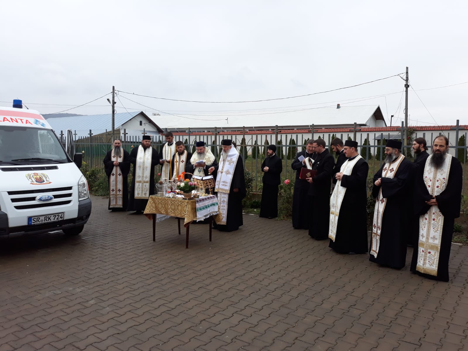Episcopia Hușilor inaugurează un centru medical. Crucea Roșie Bavareză a donat prima ambulanță