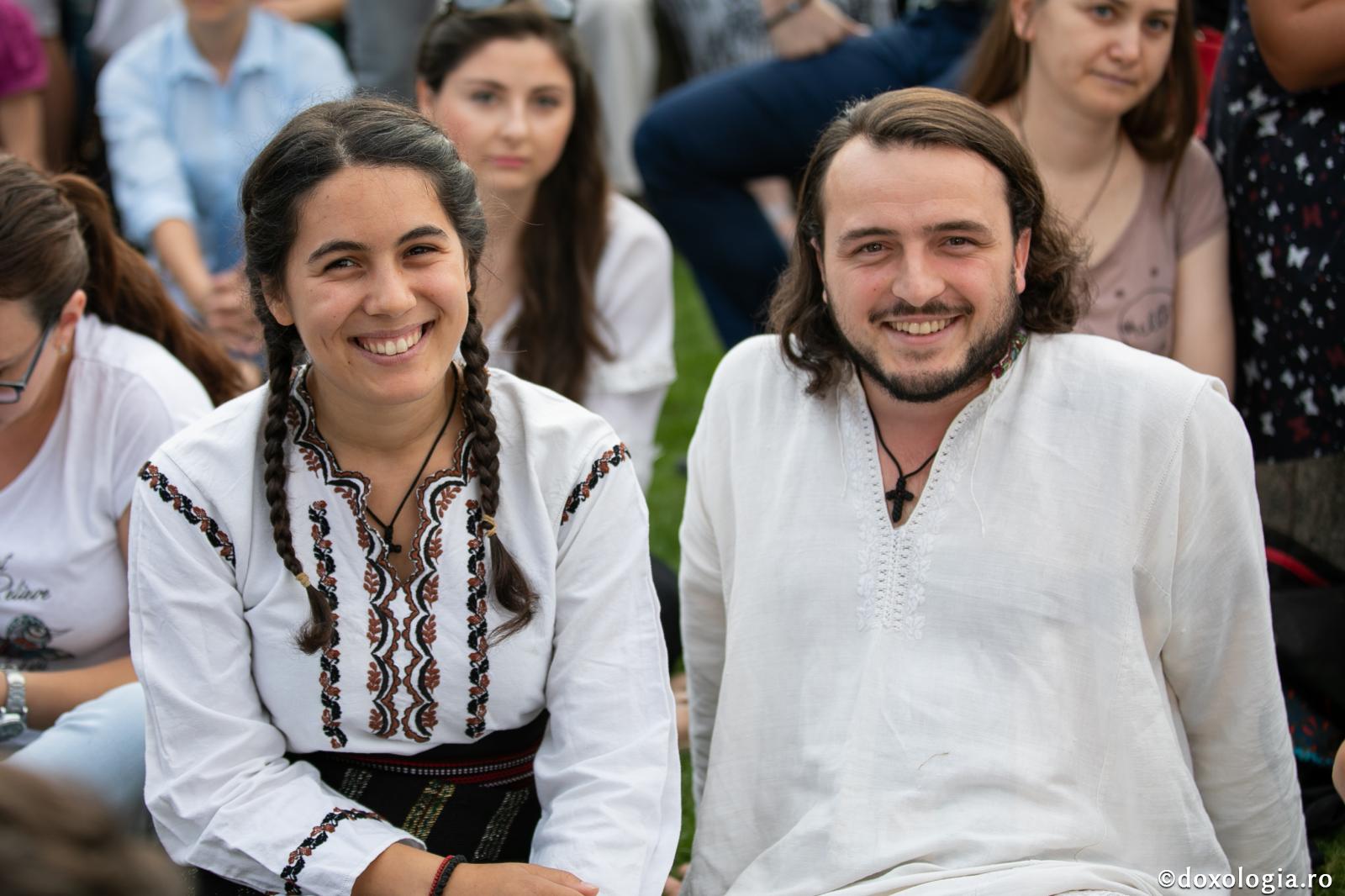 Câte bucurii primesc soții care se înțeleg! / Foto: Oana Nechifor tineri zâmbind