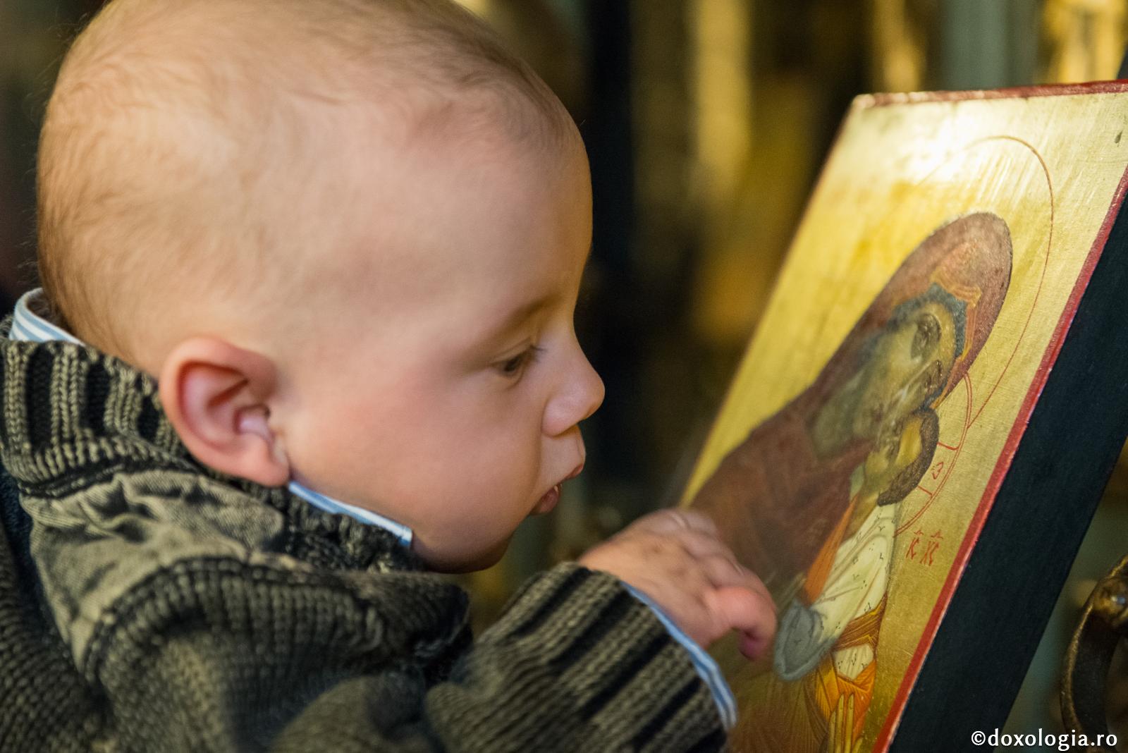 copil privind icoana Maicii Domnului