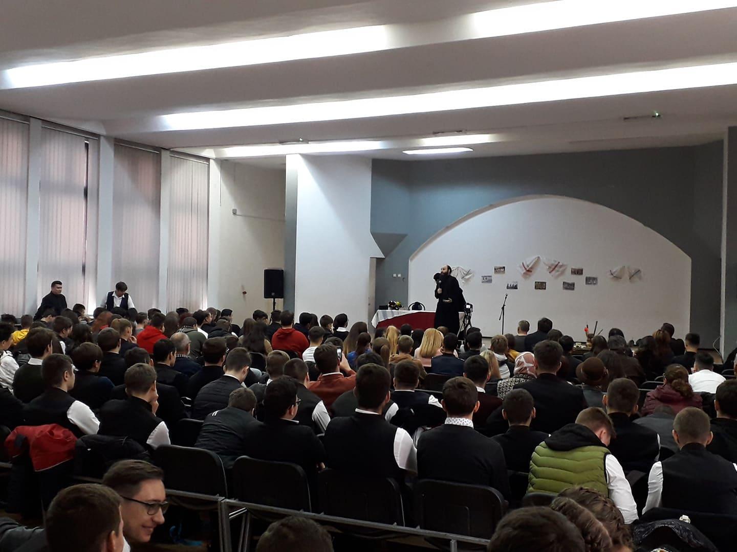 Conferința „Adolescența - între blestem și binecuvântare”, la Huşi