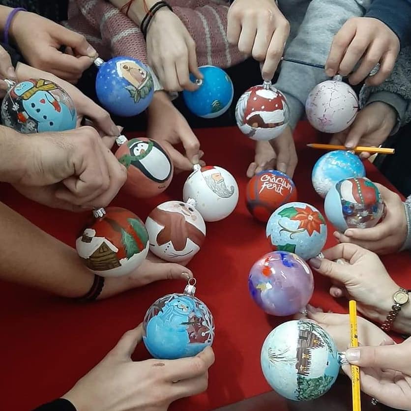 Elevii seminariști de la Mănăstirea Neamț, alături de proiectul „Cutia cu papucei pentru Ei”