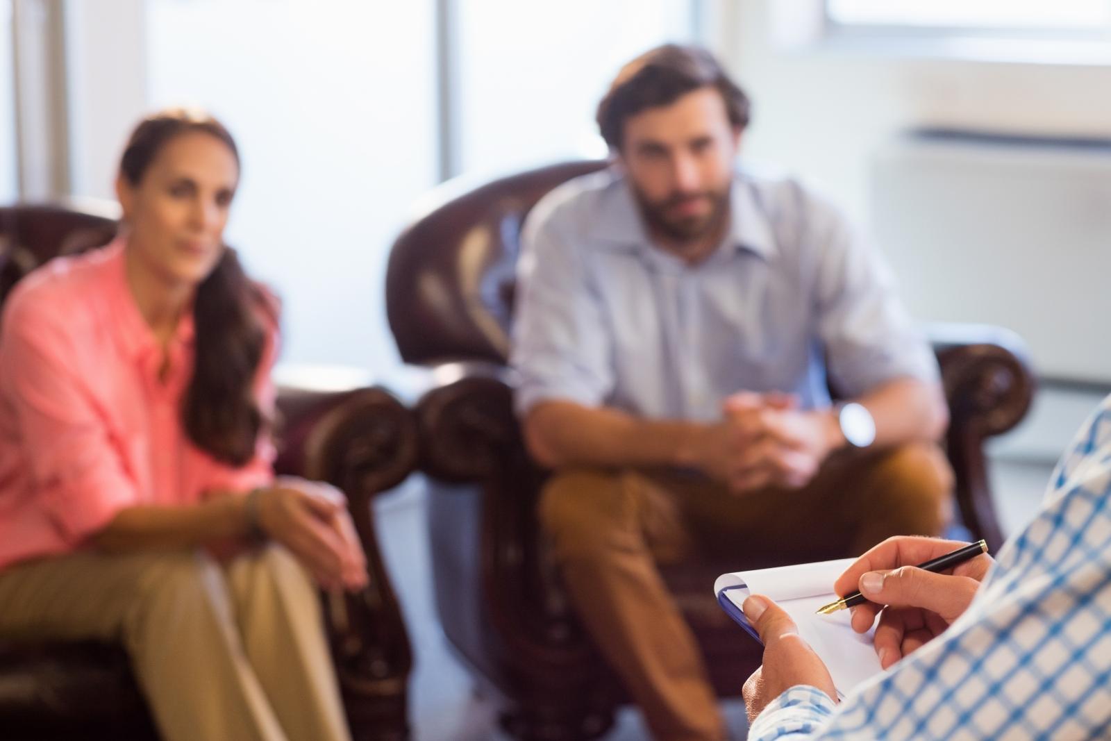 Atitudini prin care putem preveni o ruptură în cuplu / Foto: AdobeStock cuplu la terapeut