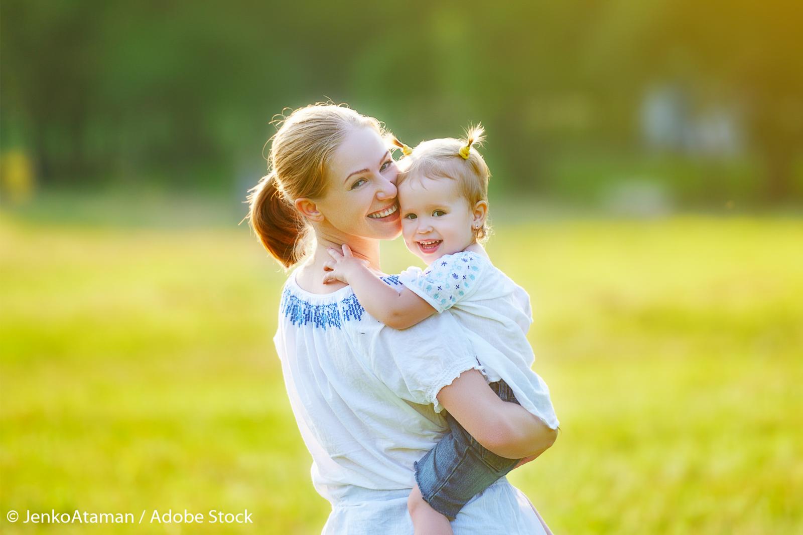 Cariera unei femei – mai importantă decât familia? mamă cu fetița în brațe