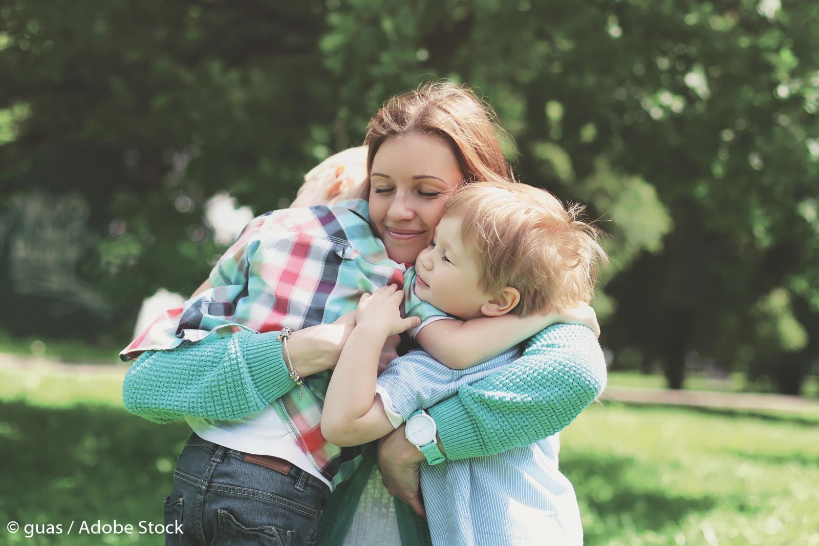 Pentru fiecare copil, Dumnezeu trimite ajutor / Foto: AdobeStock mamă îmbrățișând copiii