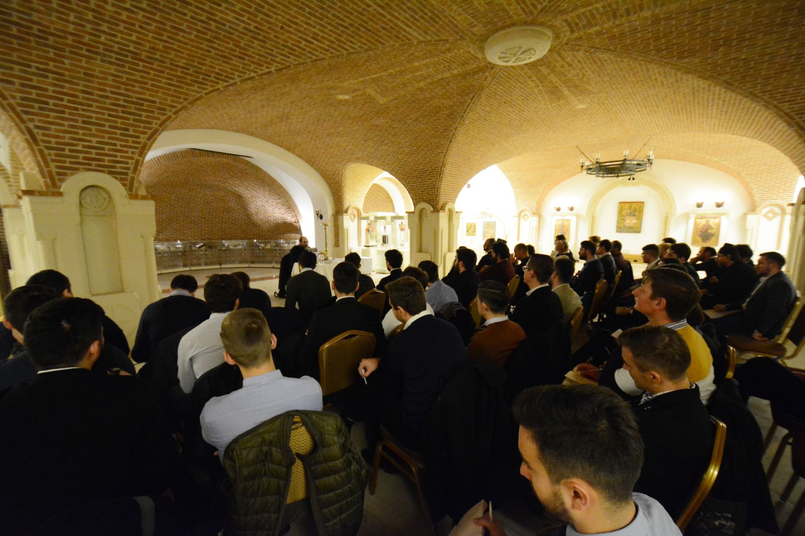 foto: Flavius Popa Părintele Constantin Necula alături de studenții Masterului „Misiune și slujire pastorală”