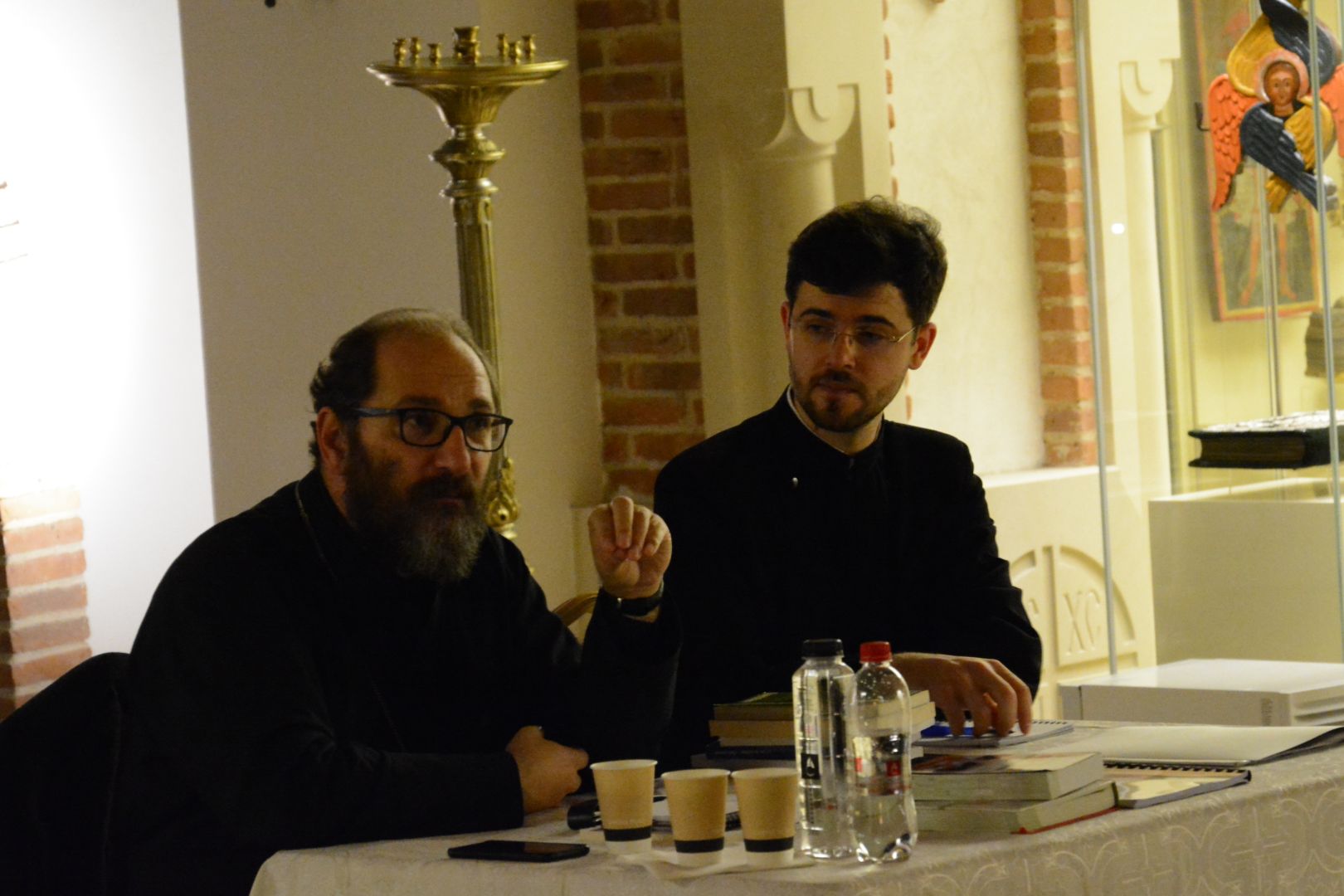 foto: Flavius Popa Părintele Constantin Necula alături de studenții Masterului „Misiune și slujire pastorală”