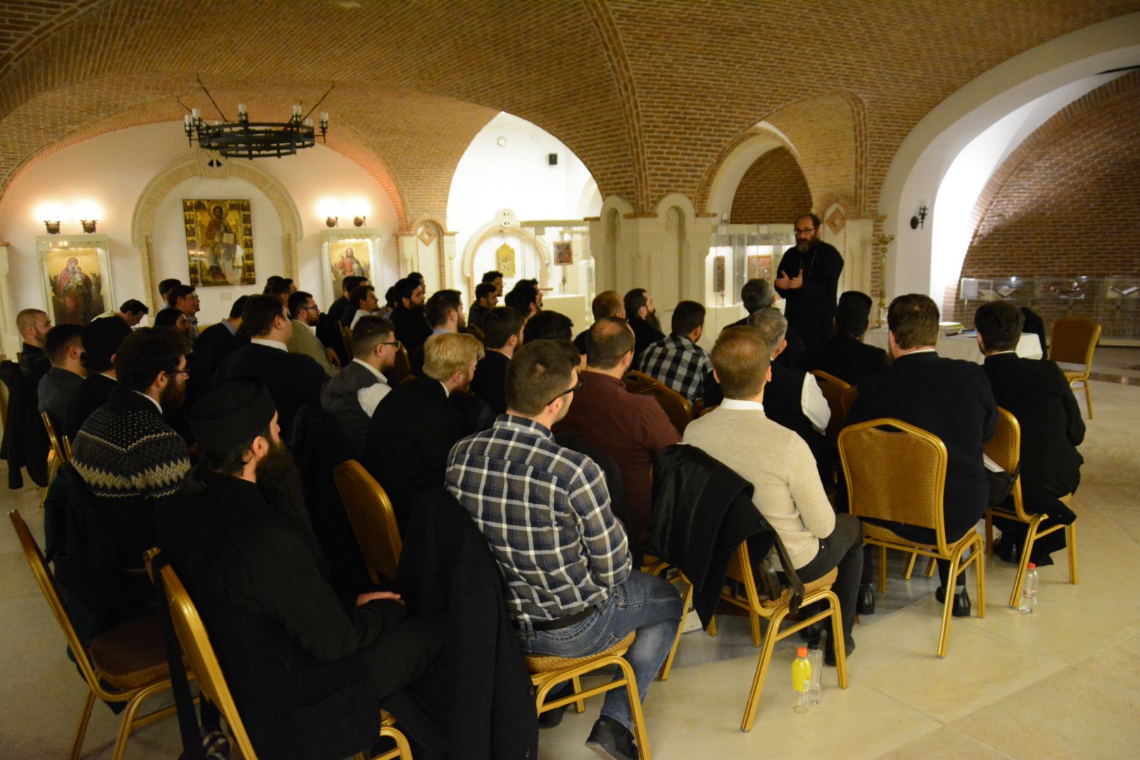 foto: Flavius Popa Părintele Constantin Necula alături de studenții Masterului „Misiune și slujire pastorală”