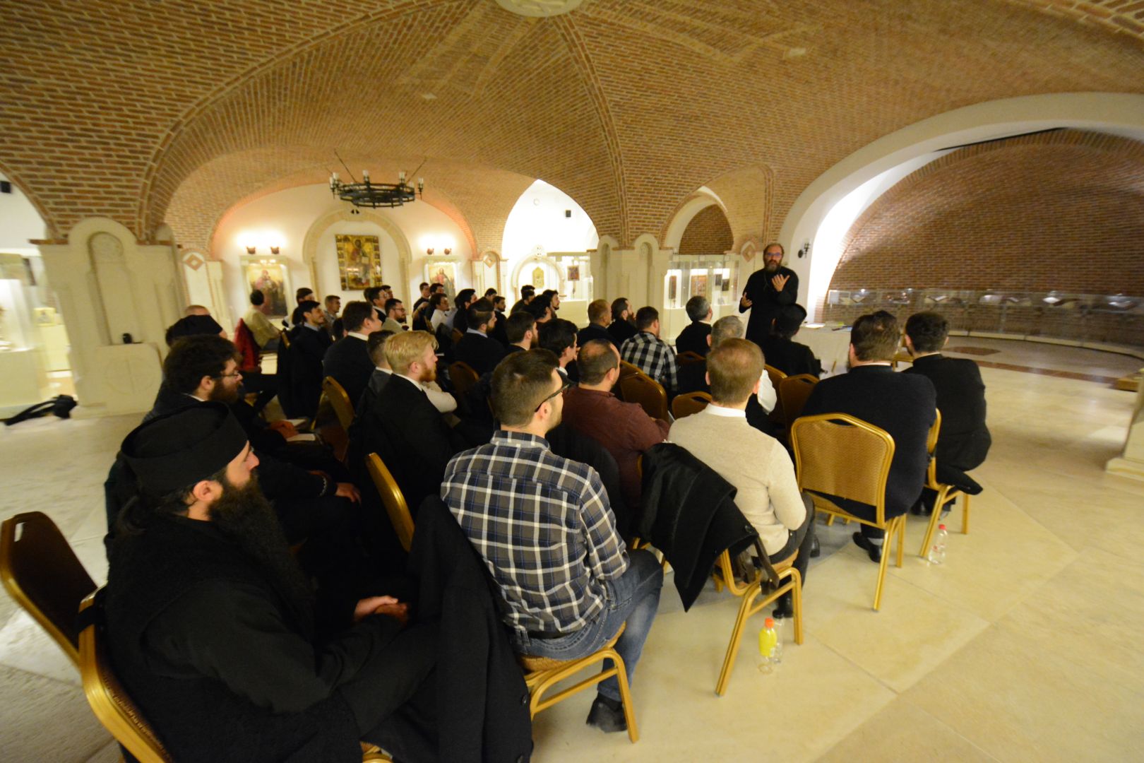 foto: Flavius Popa Părintele Constantin Necula alături de studenții Masterului „Misiune și slujire pastorală”