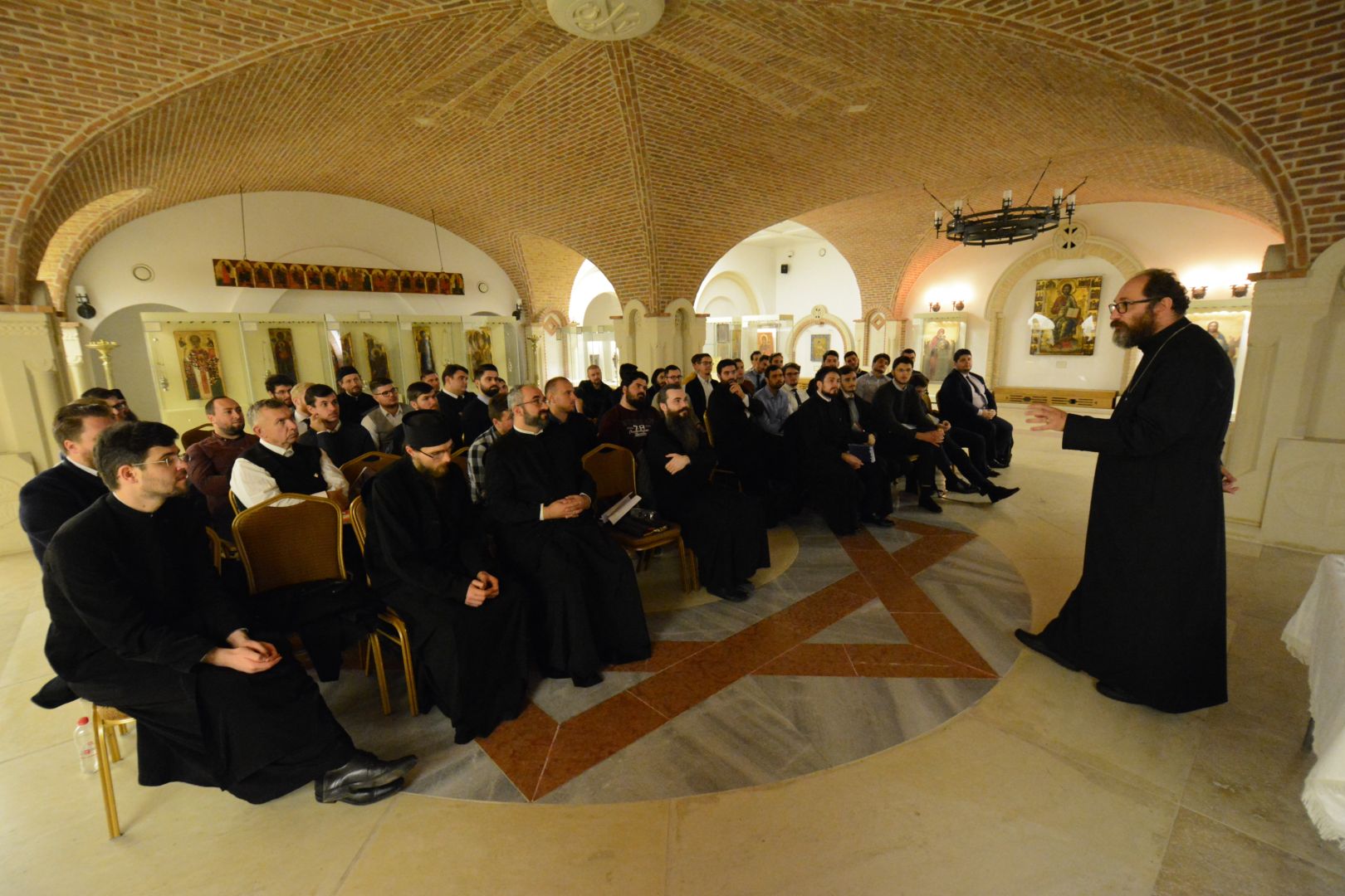 foto: Flavius Popa Părintele Constantin Necula alături de studenții Masterului „Misiune și slujire pastorală”