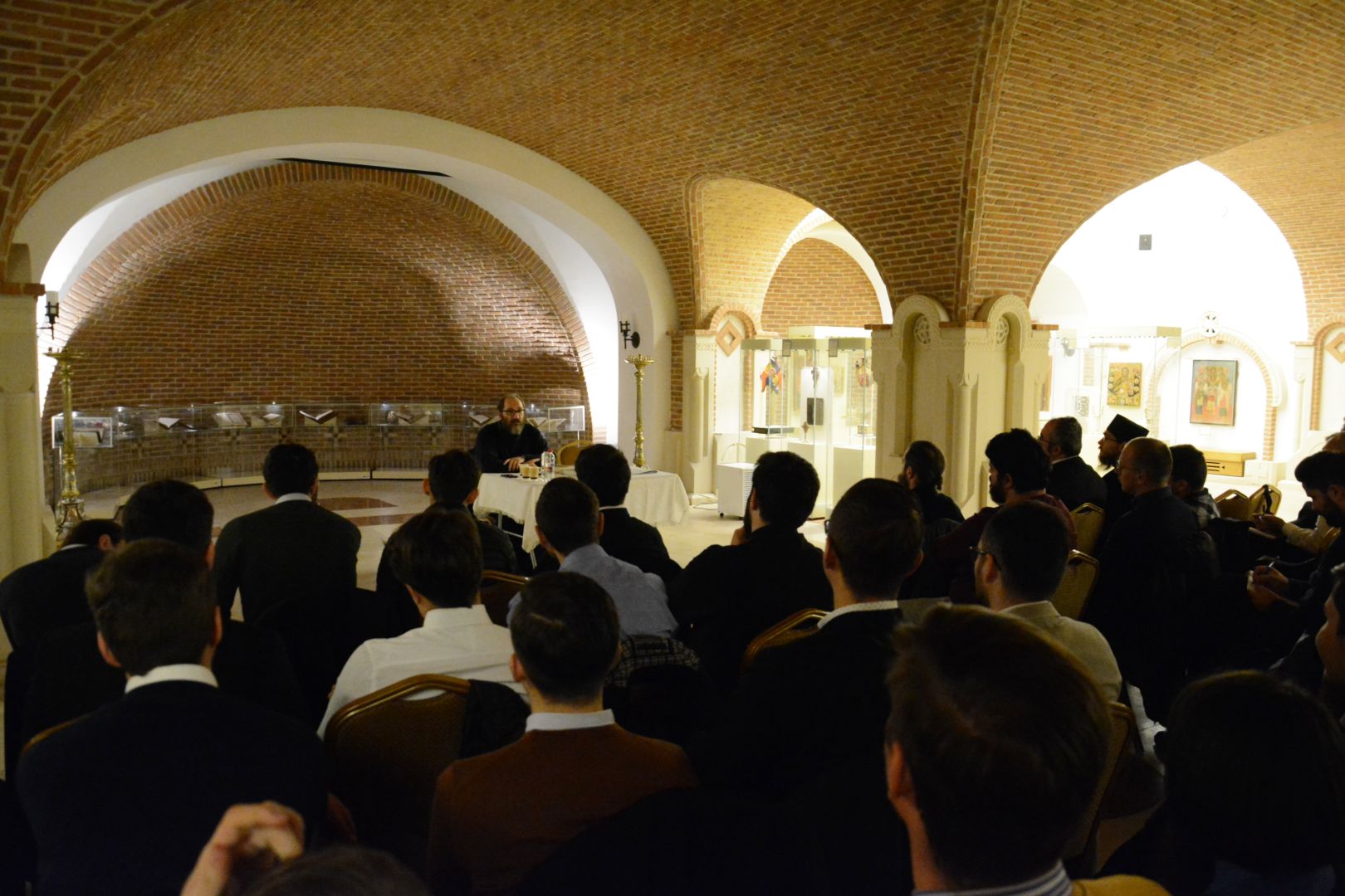 Părintele Constantin Necula alături de studenții Masterului „Misiune și slujire pastorală”