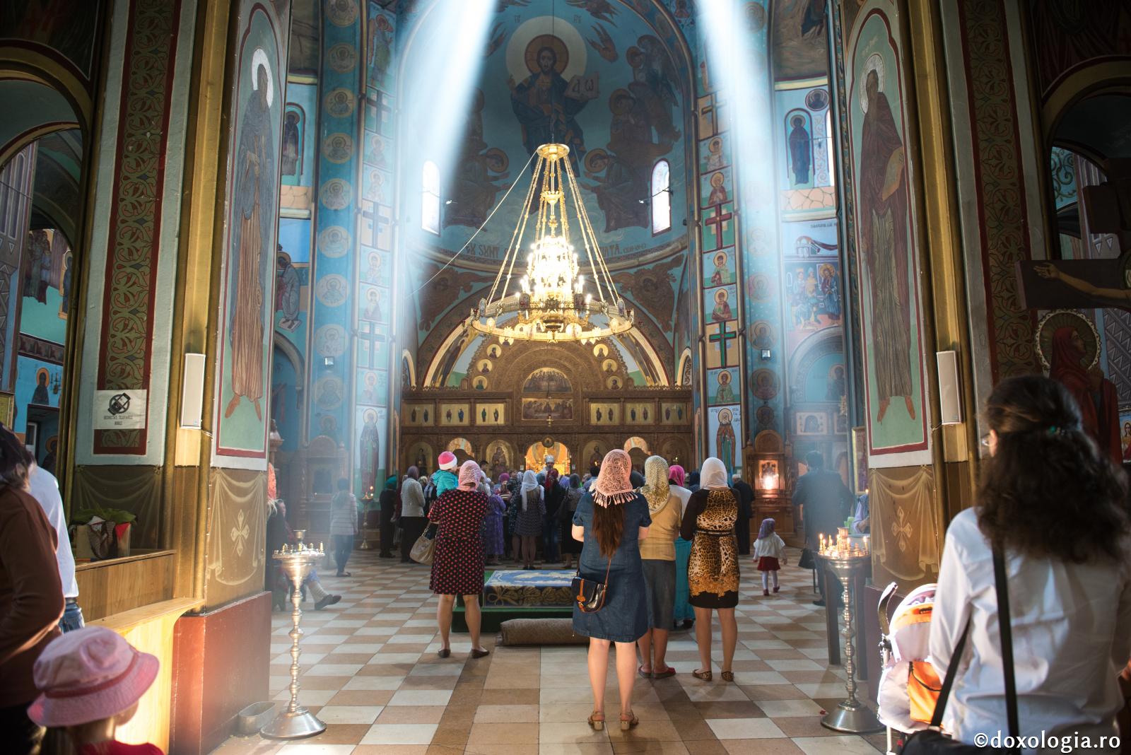 credincioși participând la Sfânta Liturghie