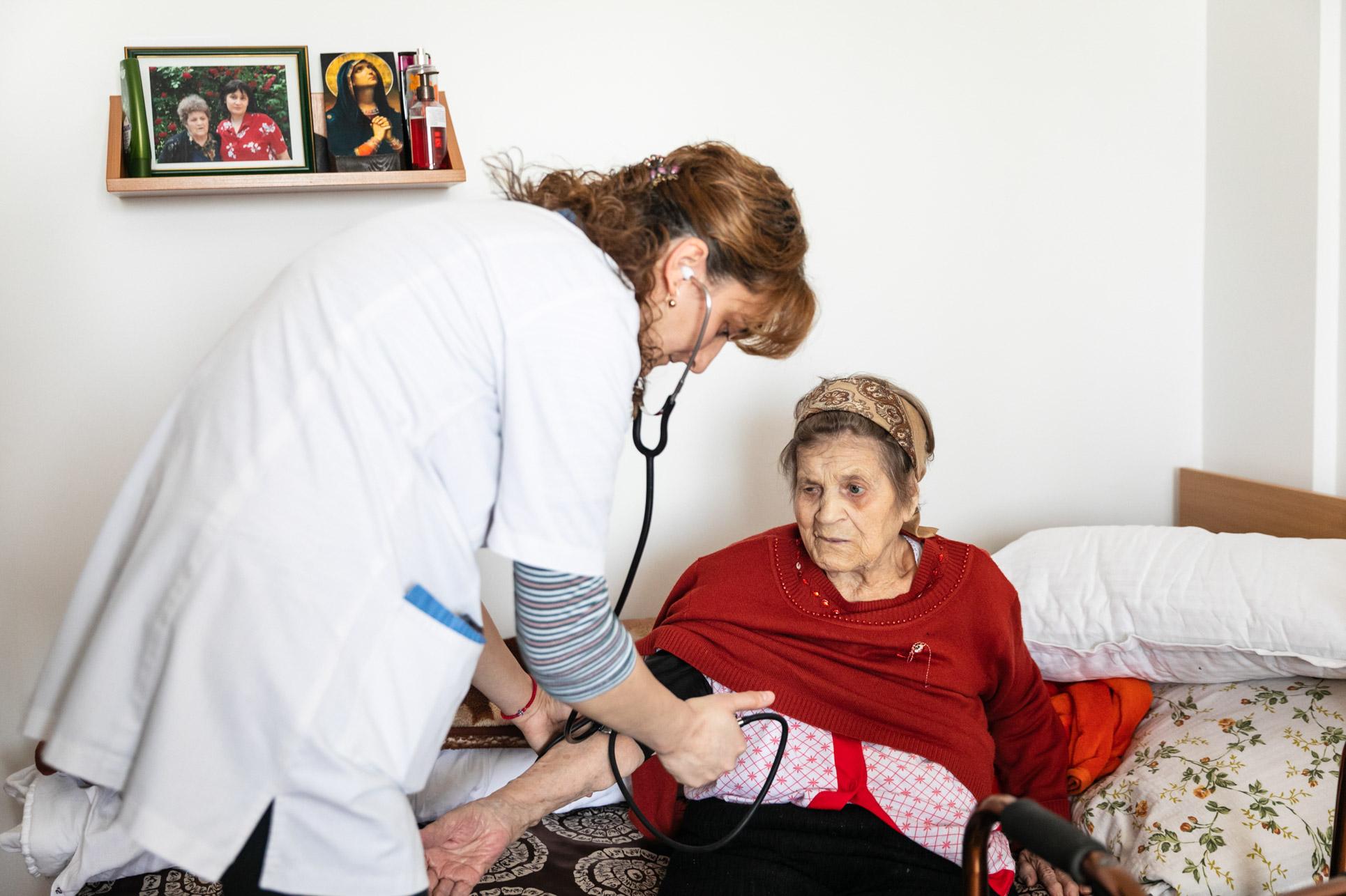 (Video) „Te îngrijește ca pe un copil!” – bucuria bunicilor de la Centrul pentru persoane vârstnice „Cuvioasa Nazaria”, Văratec