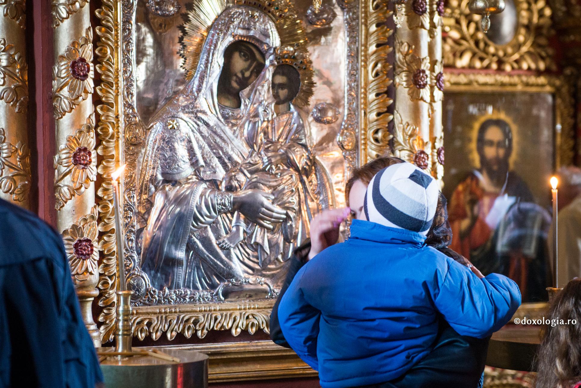 Este bine ca părinții să insufle copiilor credința, nu să-i oblige / Foto: Oana Nechifor mama și copil în fața icoanei Maicii Domnului