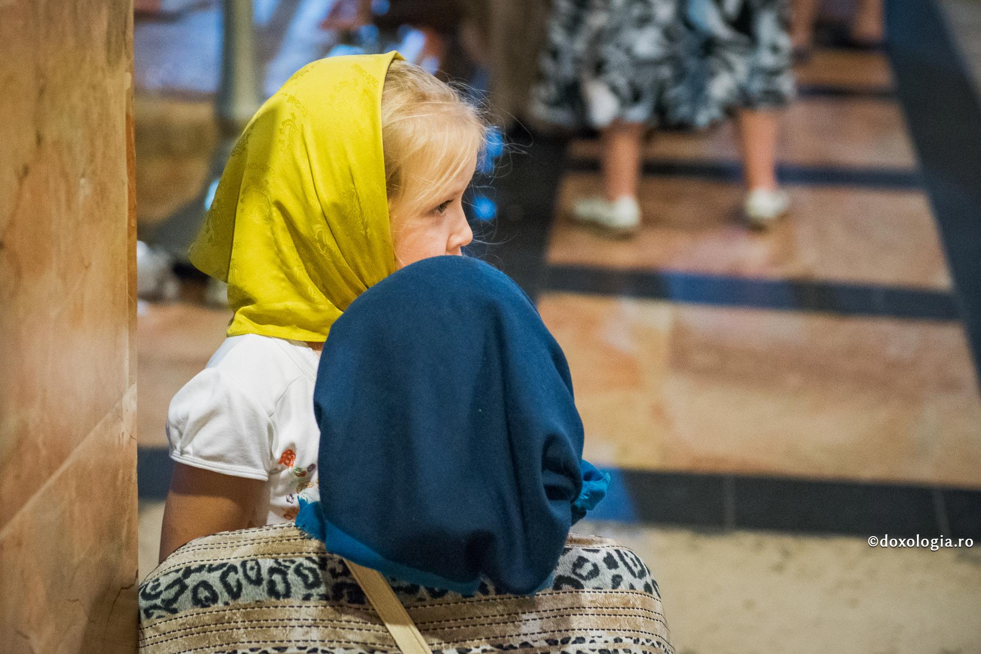 Sfaturi pentru creșterea copiilor de la Sfântul Paisie Aghioritul / Foto: Oana Nechifor copilă cu batic galben